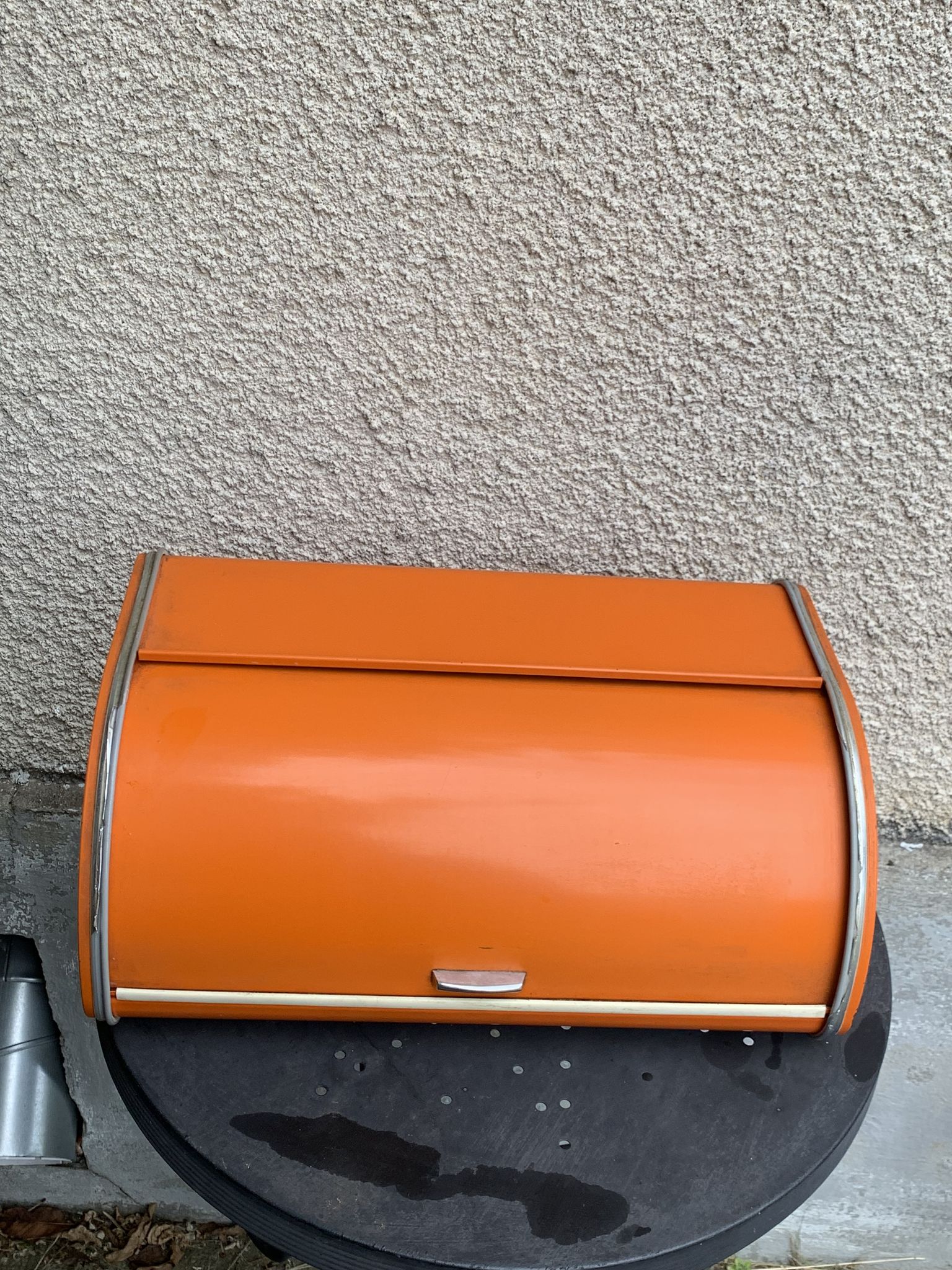 Bread box orange metal and its vintage knife 1970