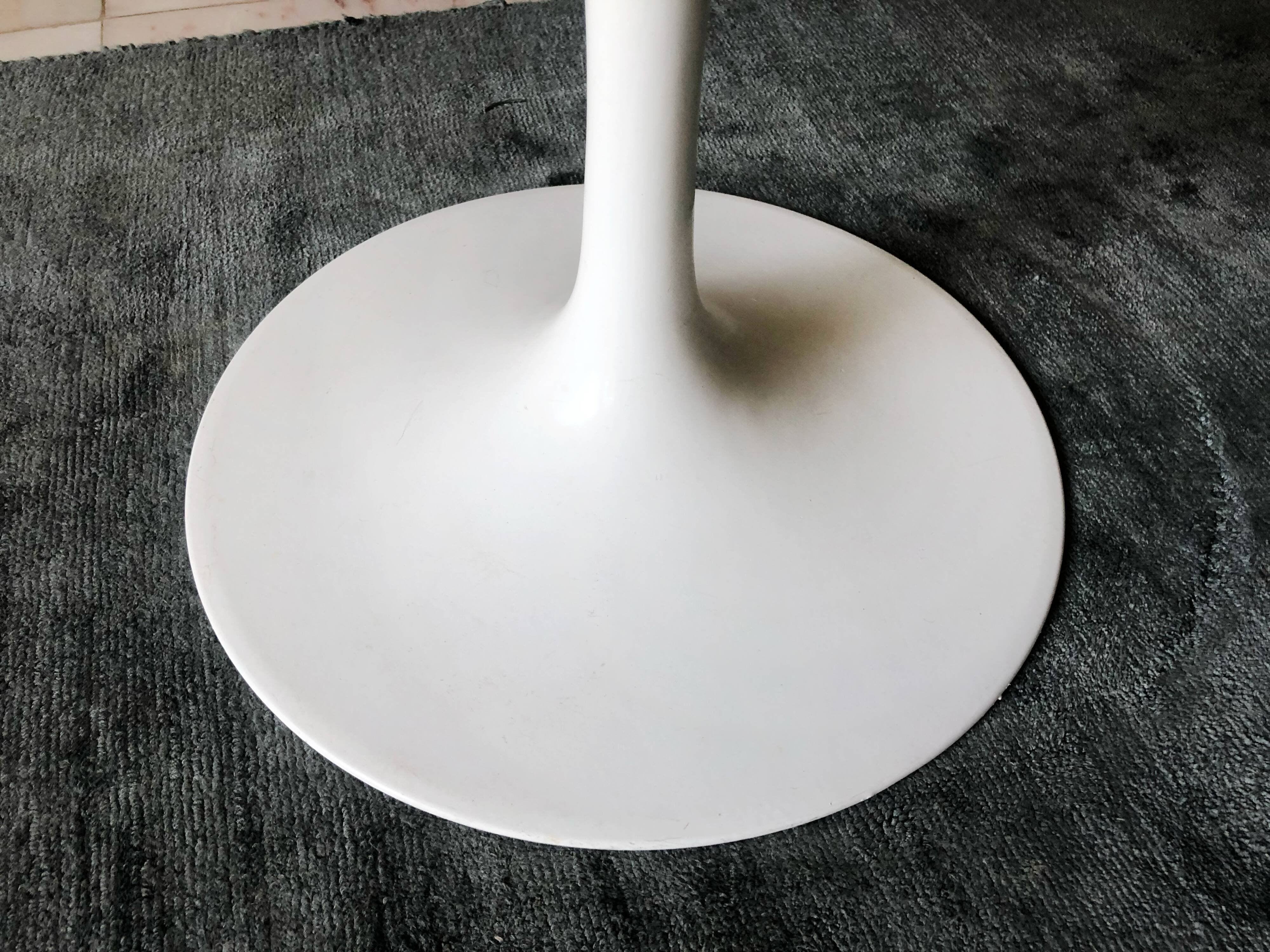Coffee table by Eero Saarinen for Knoll international