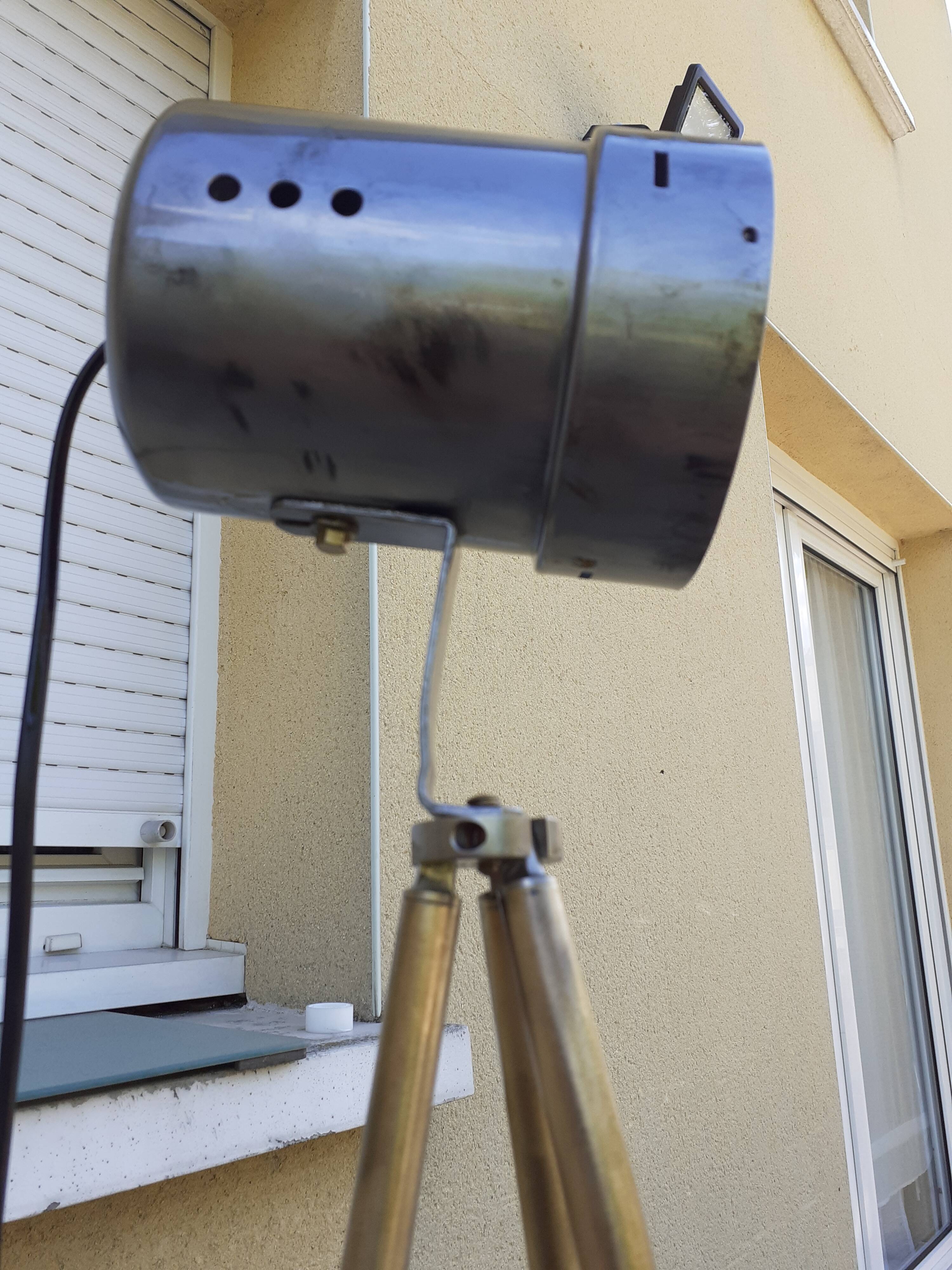 Lamp on brass trepied