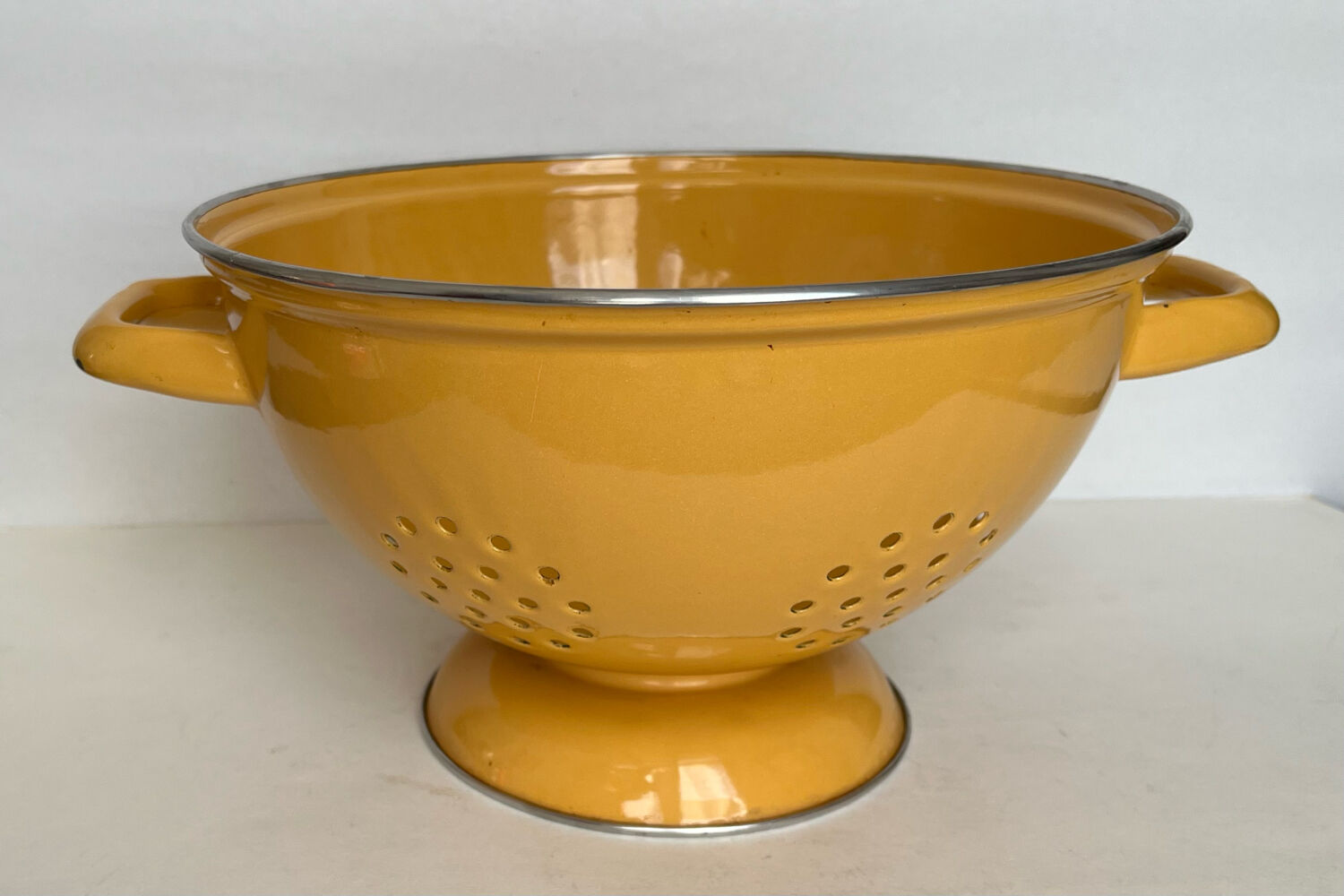 Enamelled sheet metal strainer