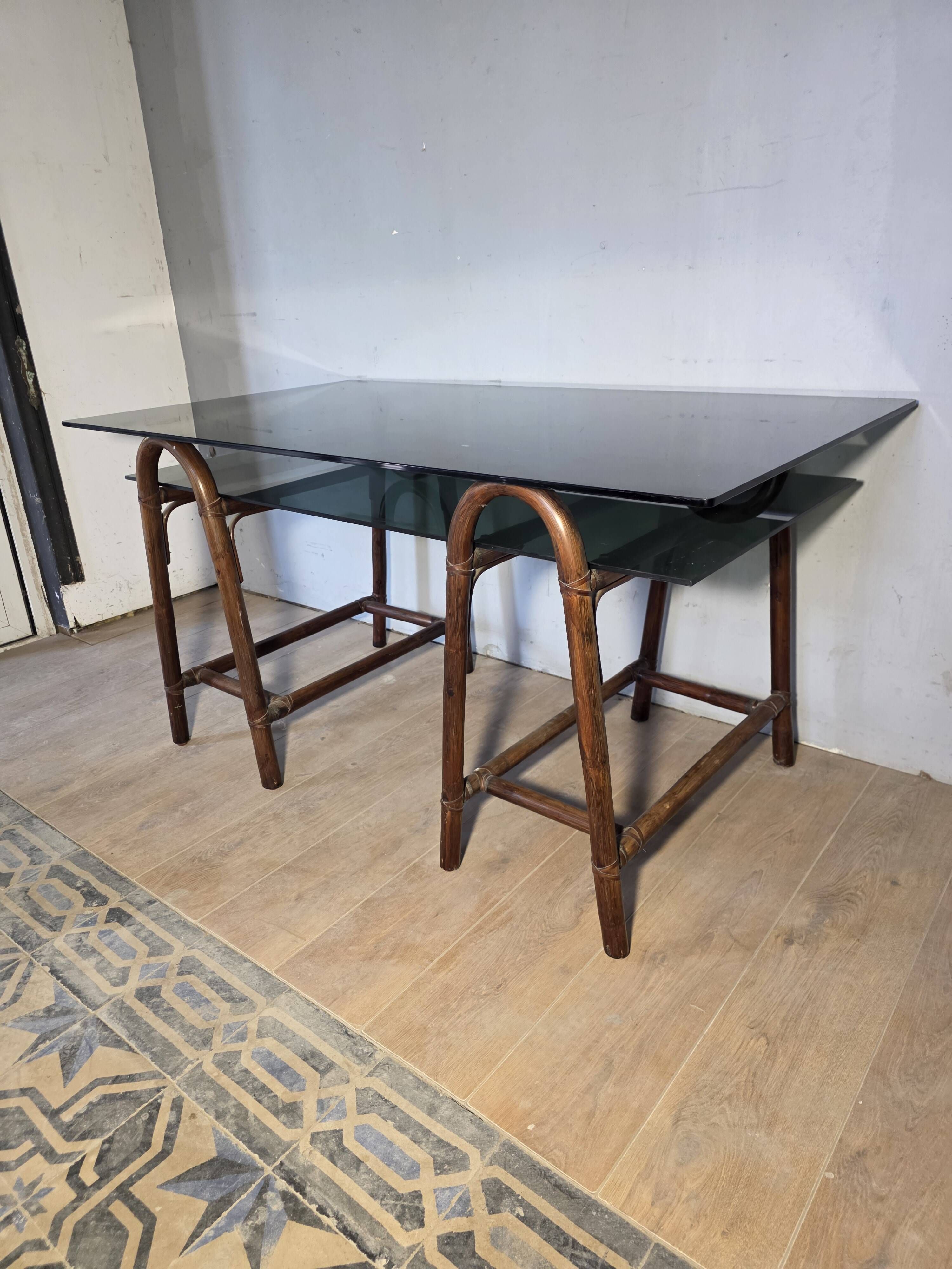 Bureau en rotin double plateau en verre fumé, années 70.