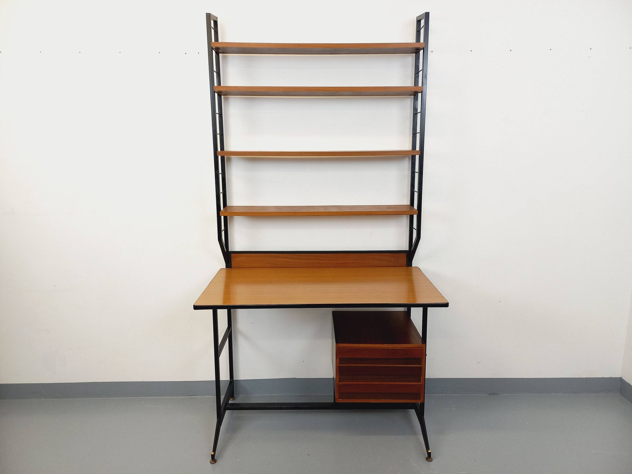Bureau italien moderniste avec bibliothèque étagère string teck métal