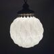 Lampe suspendue en verre blanc de style Régence