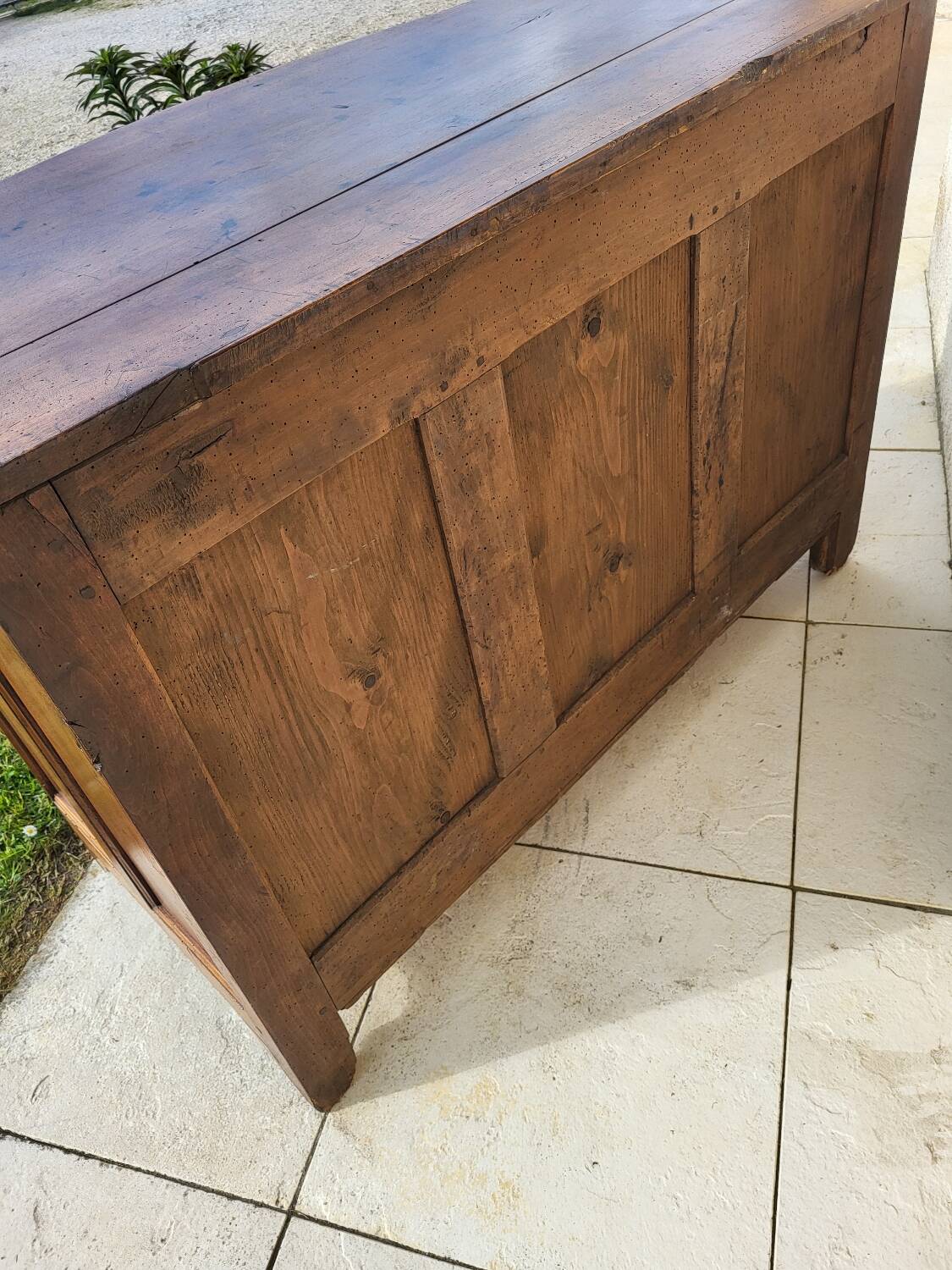 Walnut chest of drawers