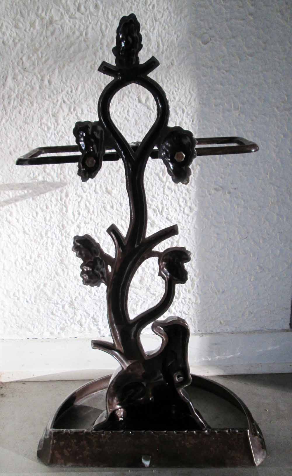 Enamelled cast iron umbrella stand