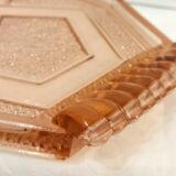 Plat en verre rose