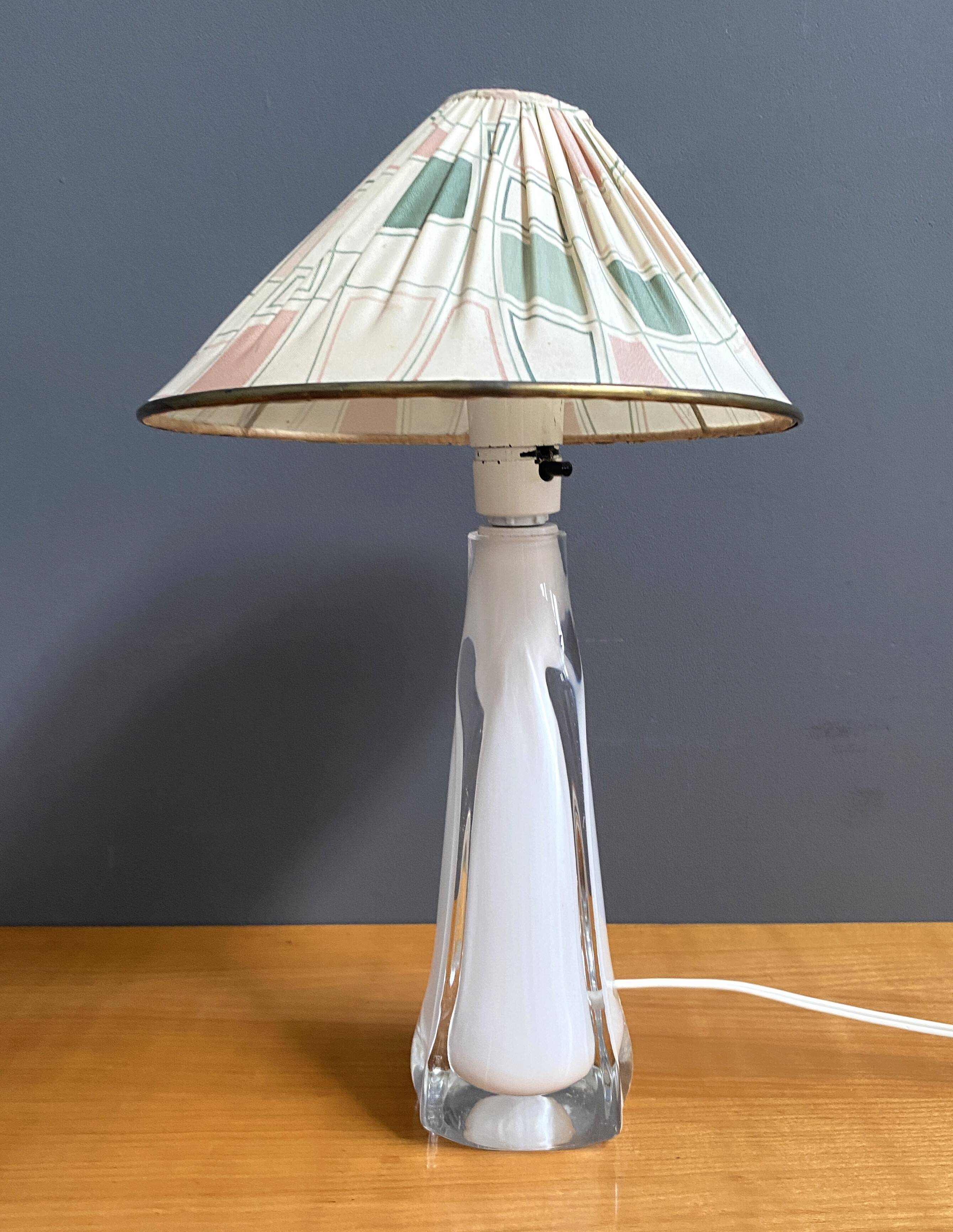 Lampe de table en verre blanc, années 60