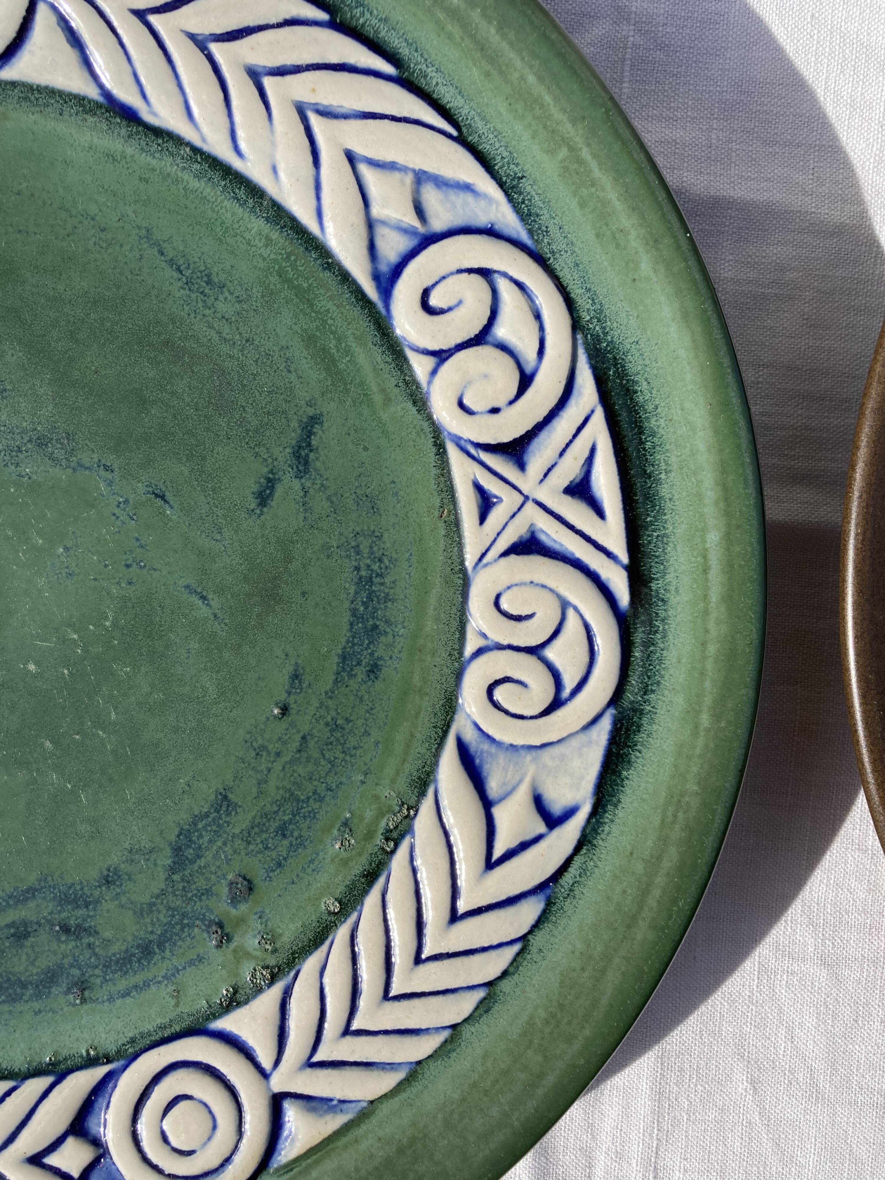 Pair of dishes or large plate in quimper sandstone vintage old art deco 1930