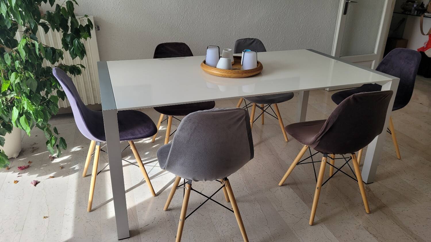 Extendable living room table