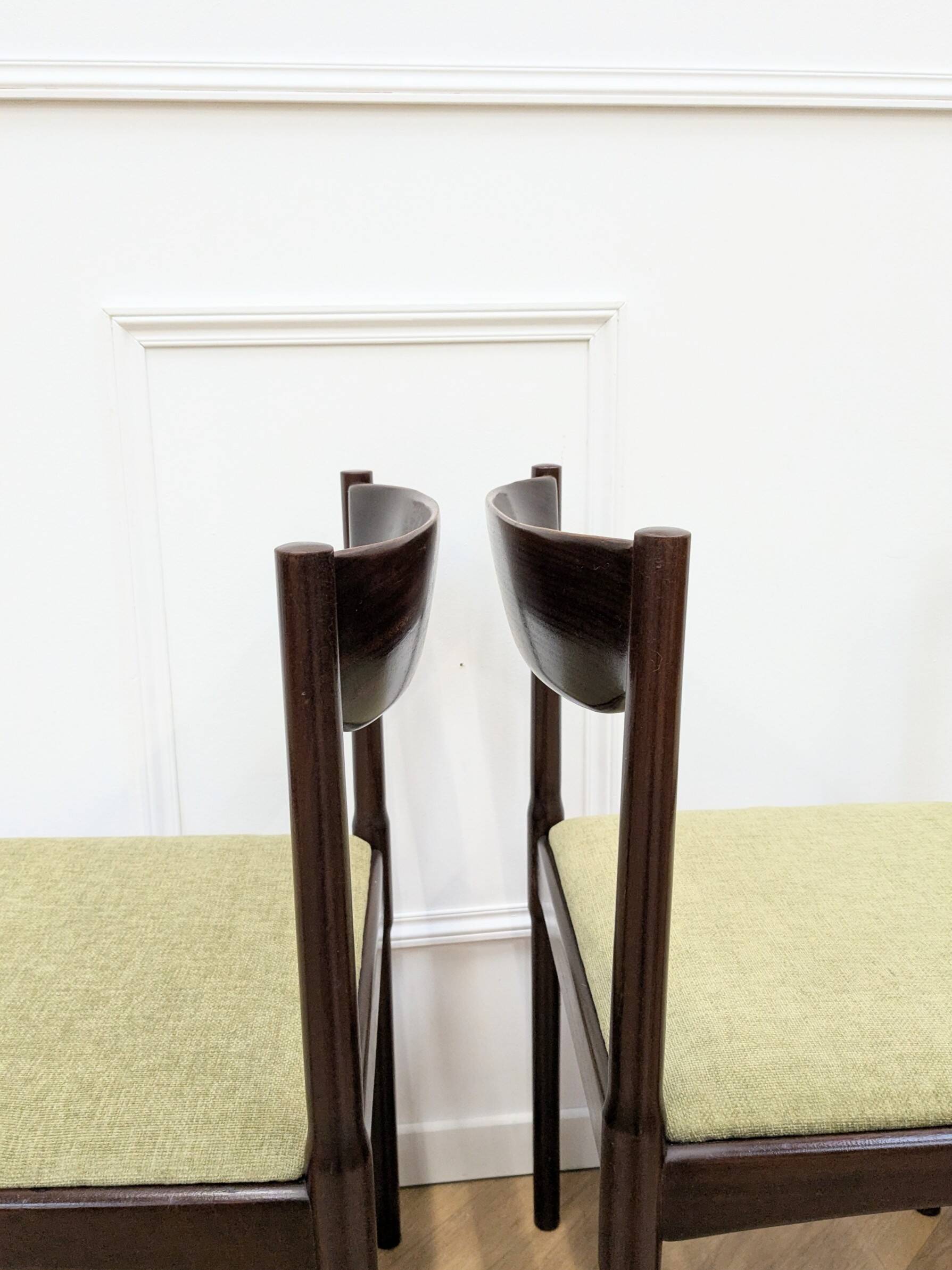 6 green Scandinavian chairs