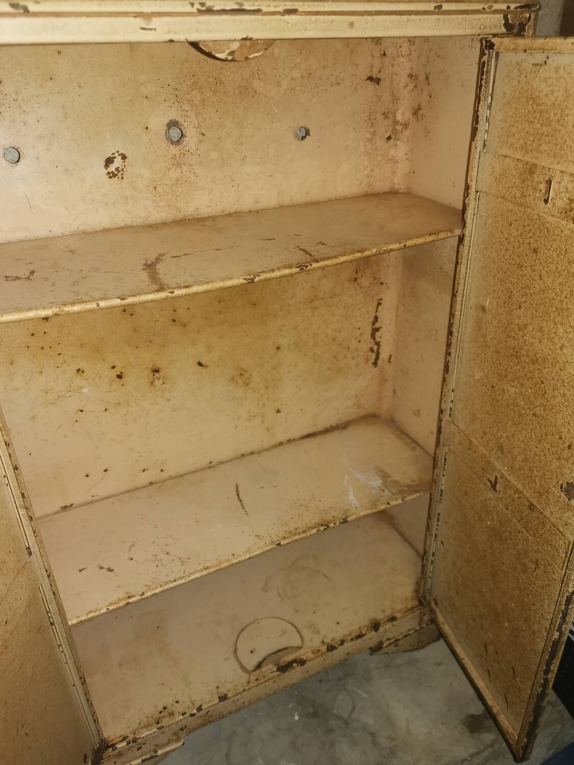 Small medicine cabinet from the 1930s