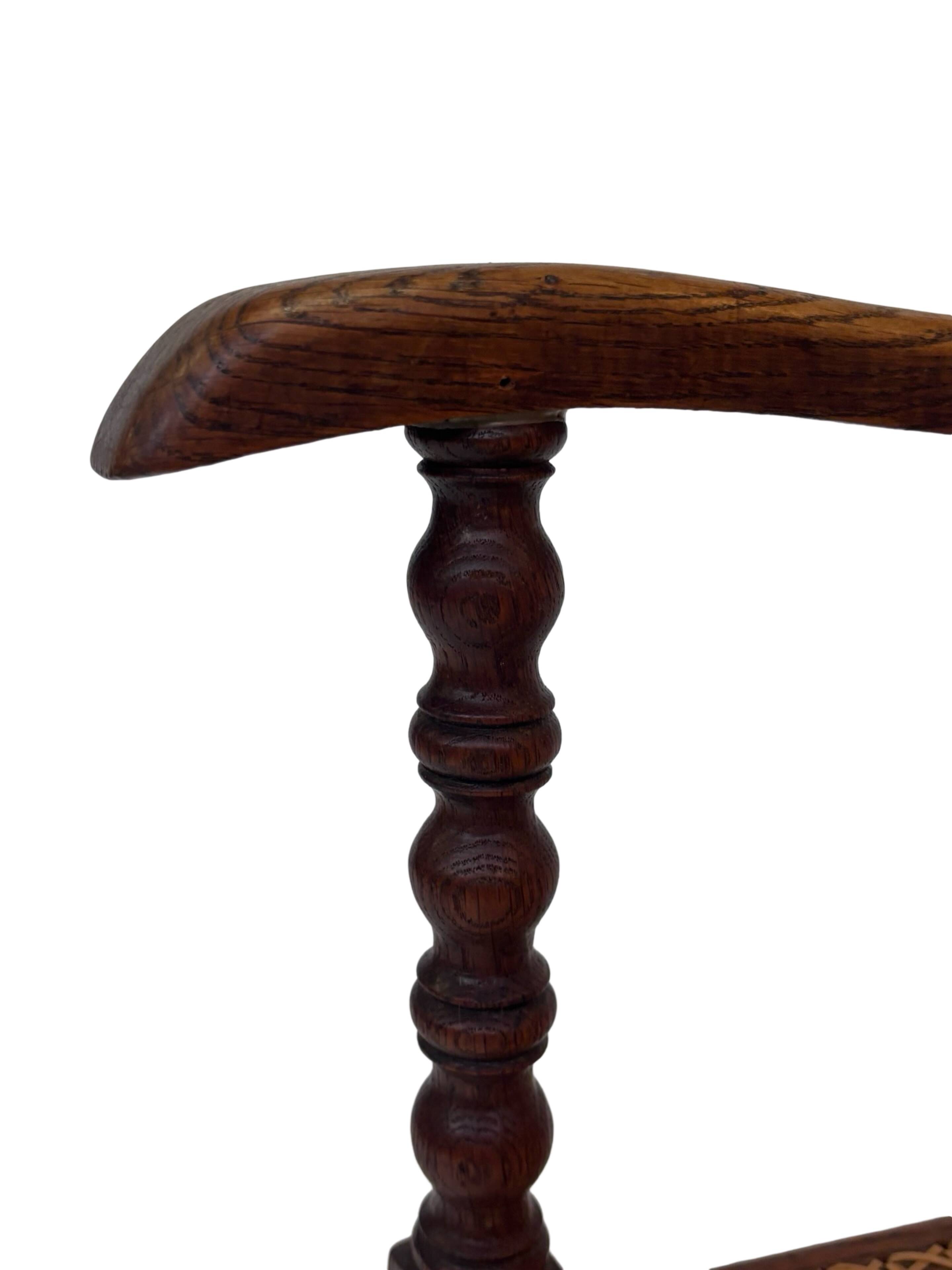 Fauteuil Art Déco en chêne tressé, design minimaliste.