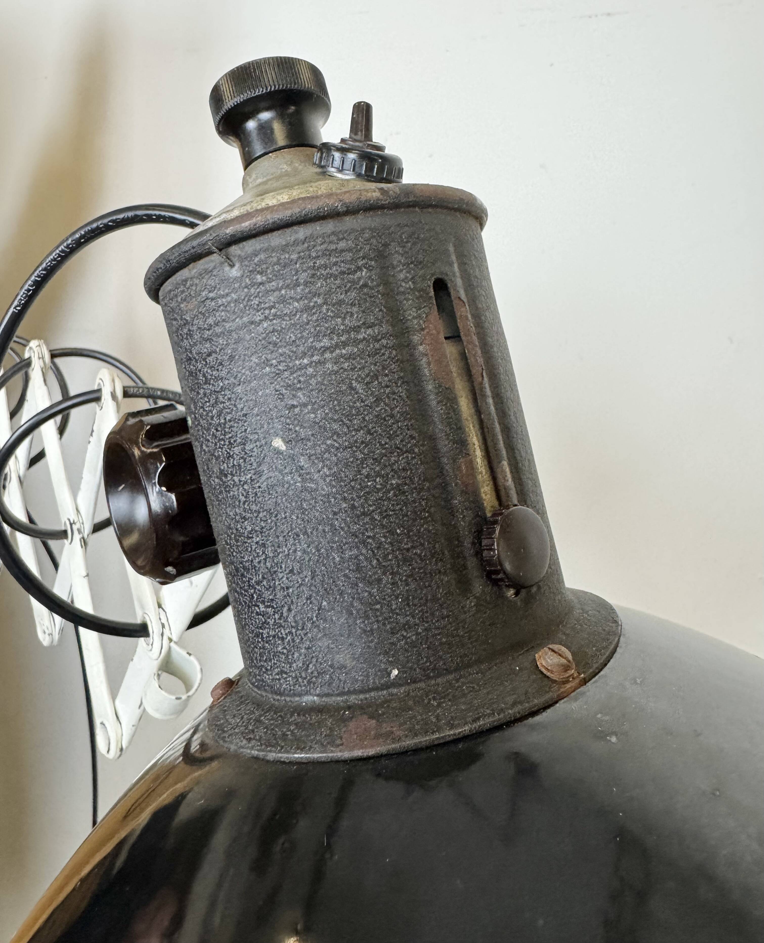 Lampe murale à ciseaux en émail noir industriel, années 1950