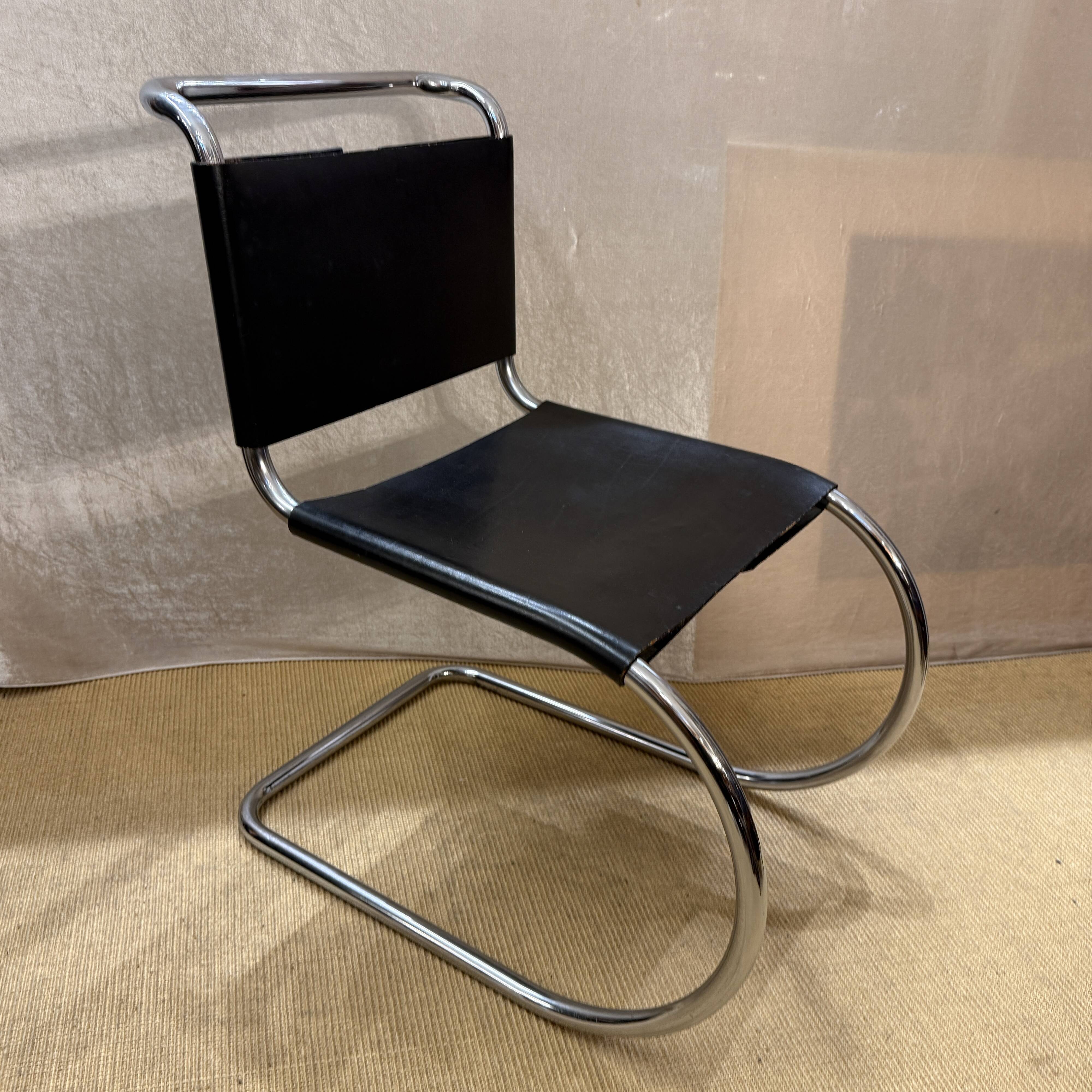 Chaise cantilever MR10, design Mies van der Rohe, cuir et chrome, années 1970