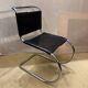 Chaise cantilever MR10, design Mies van der Rohe, cuir et chrome, années 1970