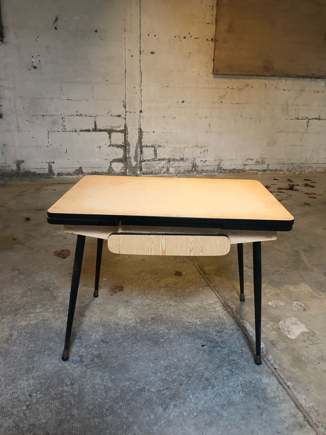Formica table with extensions