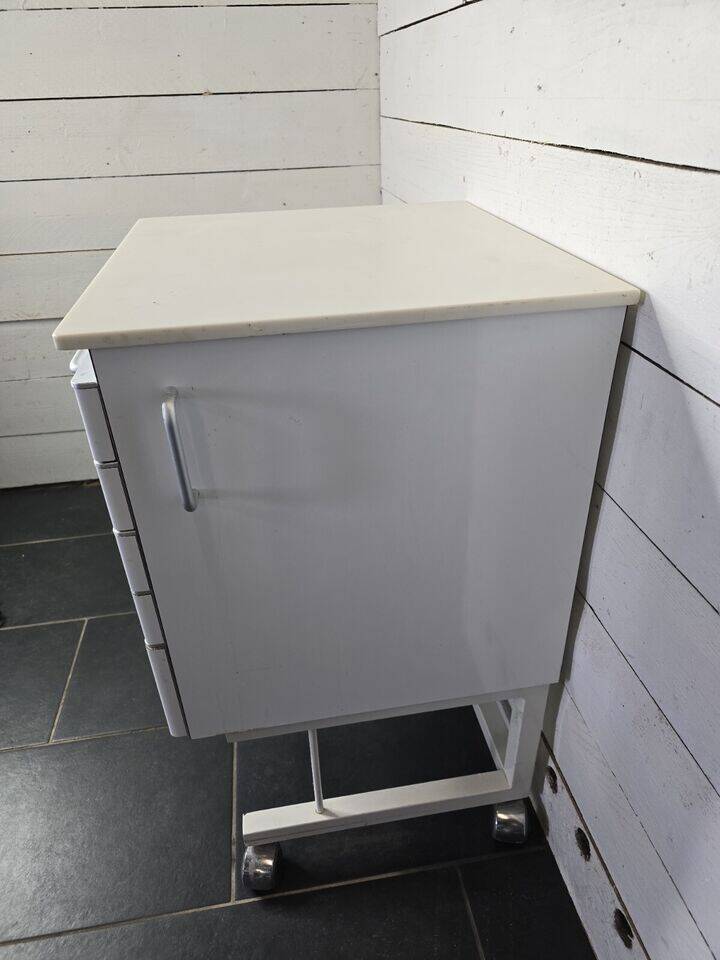 Meuble de dentiste en fer