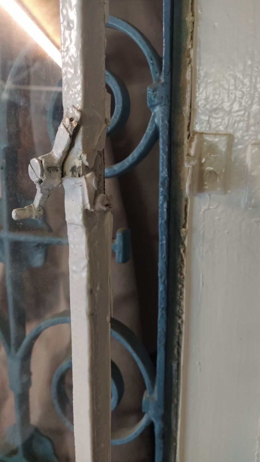 Entrance door in solid oak, cast iron grille, 1930s