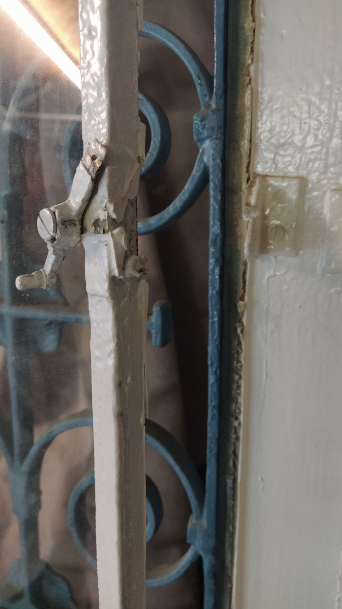 Entrance door in solid oak, cast iron grille, 1930s