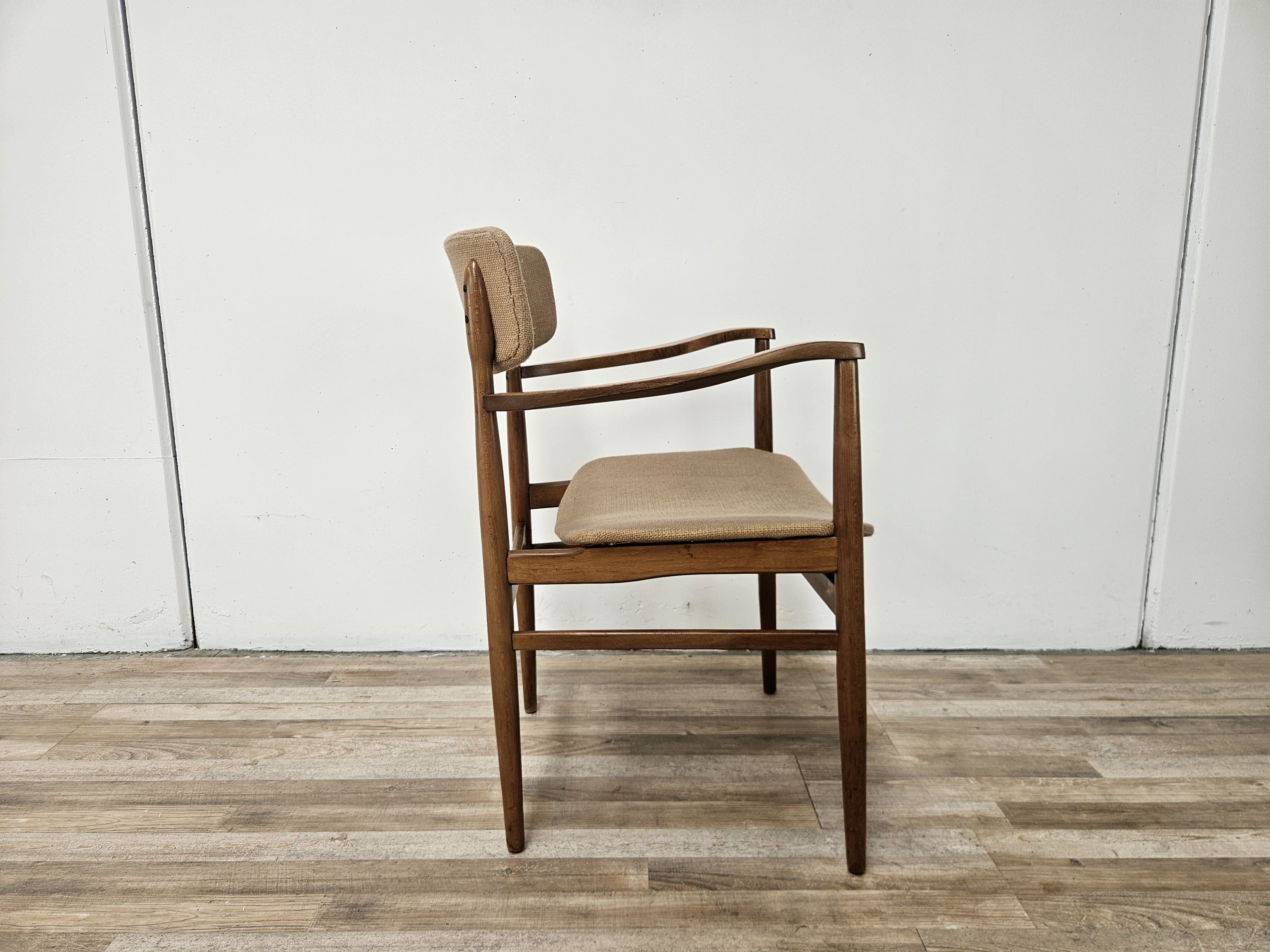 Fauteuil suédois en bois et tissu marron