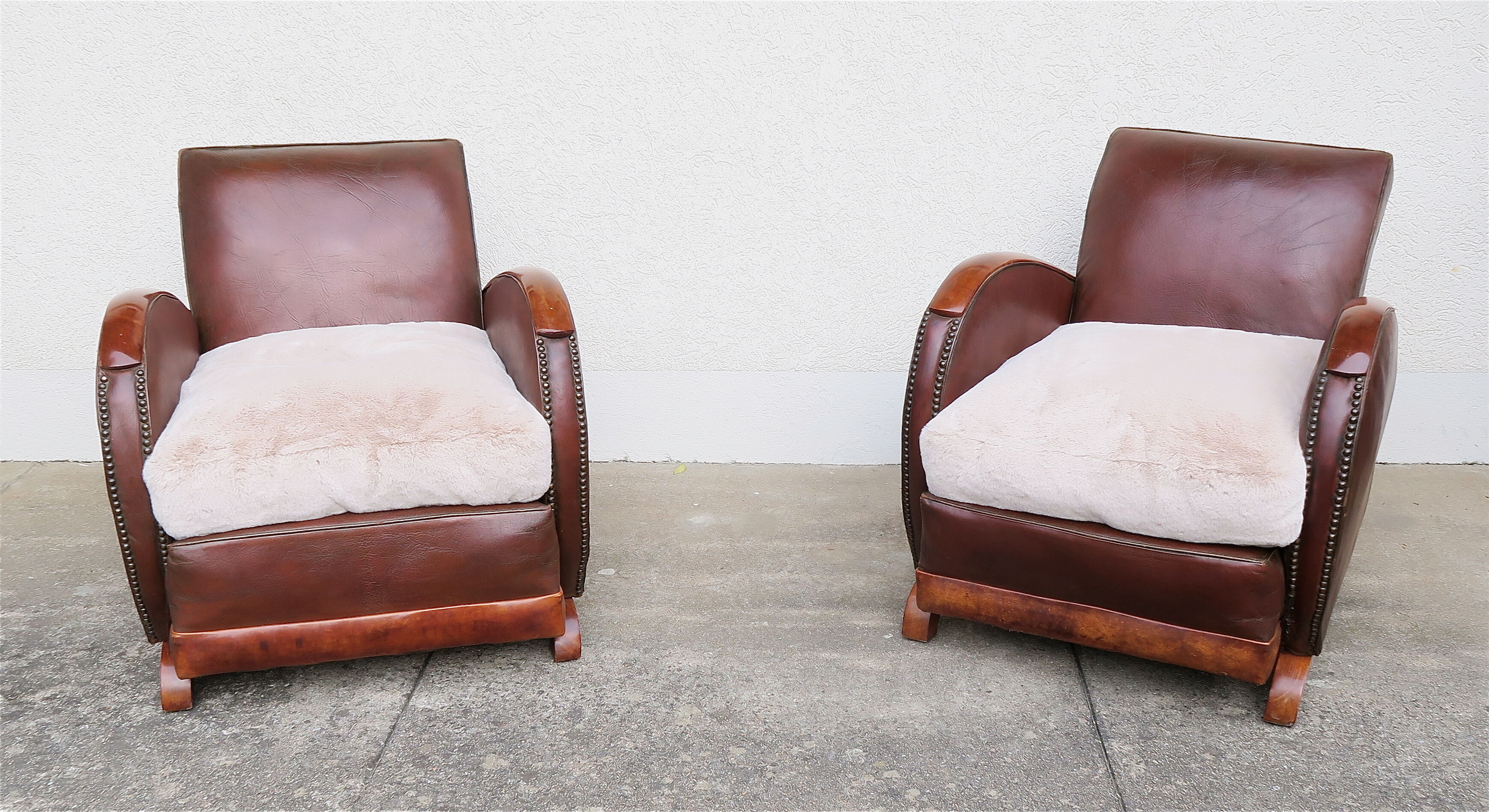 Paire de fauteuils art-déco en cuir