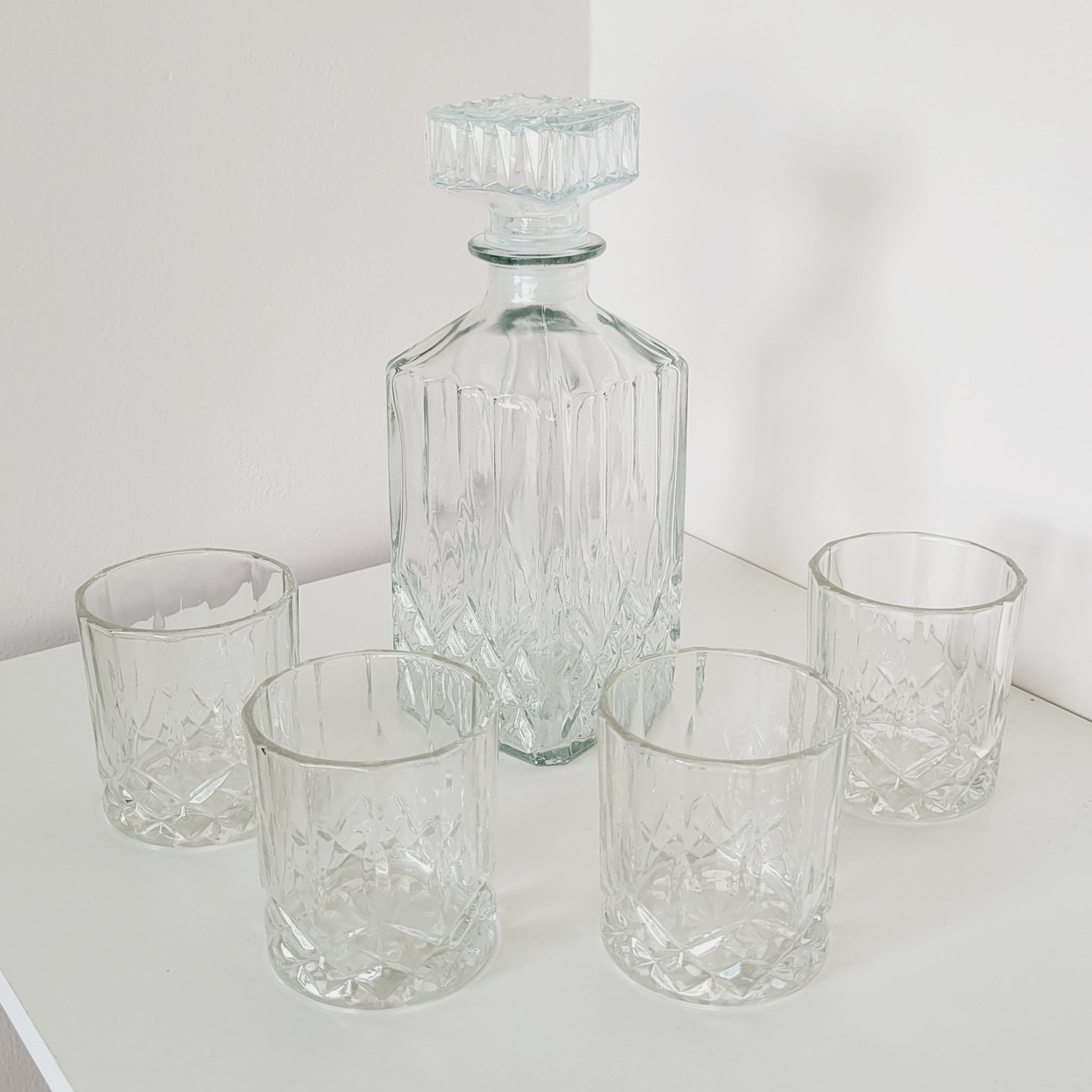 Whisky decanter 900 ml and 4 glasses 230 ml