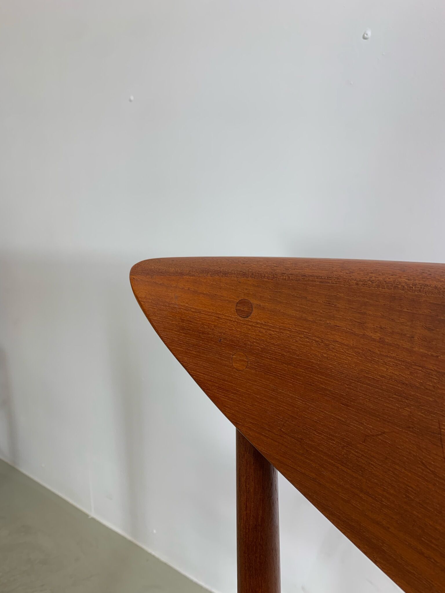 Extendable table by Gustav Bahus with 4 chairs by Peter Hvidt