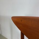 Extendable table by Gustav Bahus with 4 chairs by Peter Hvidt