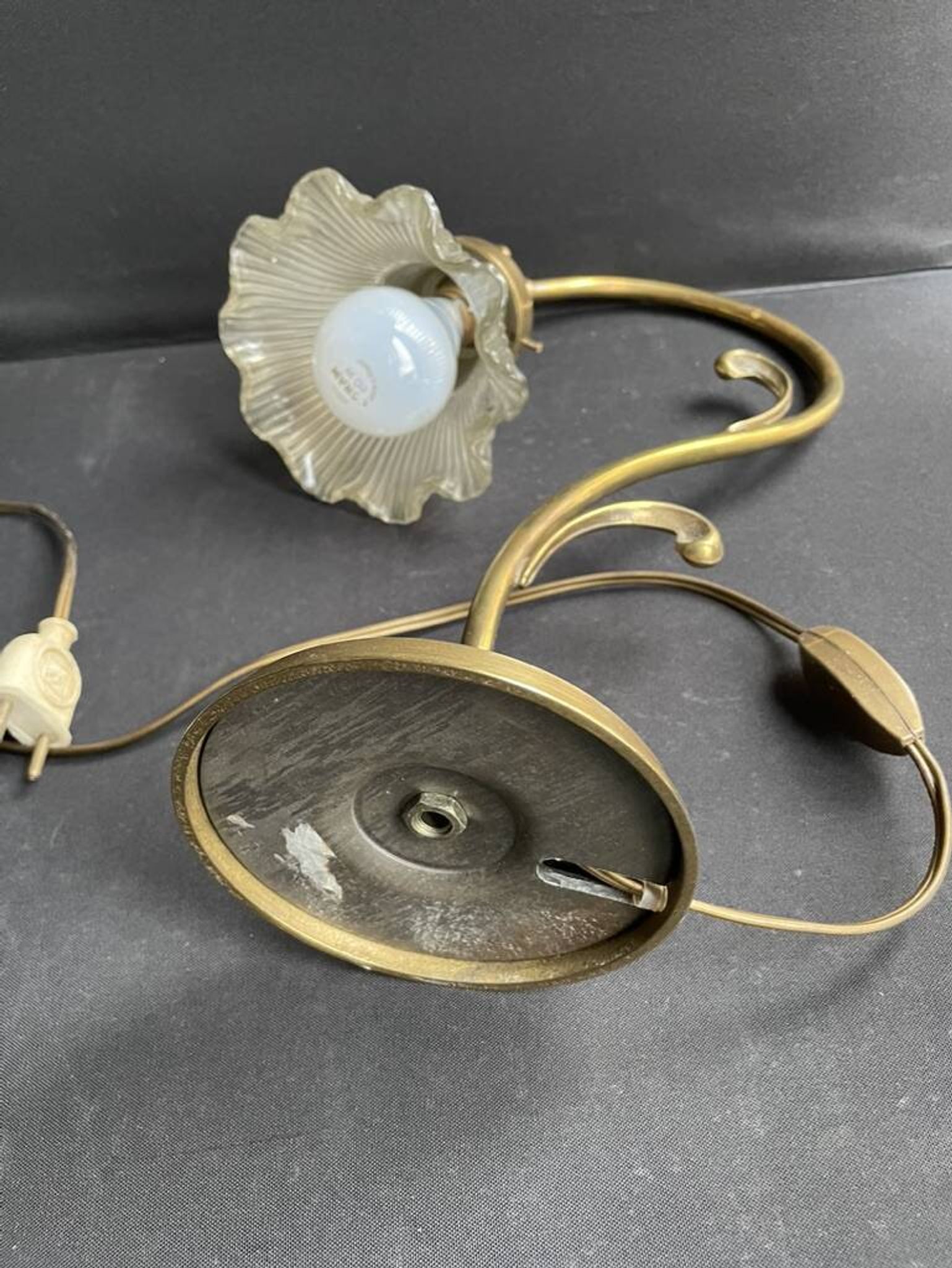 Table lamp – Golden brass and molded glass