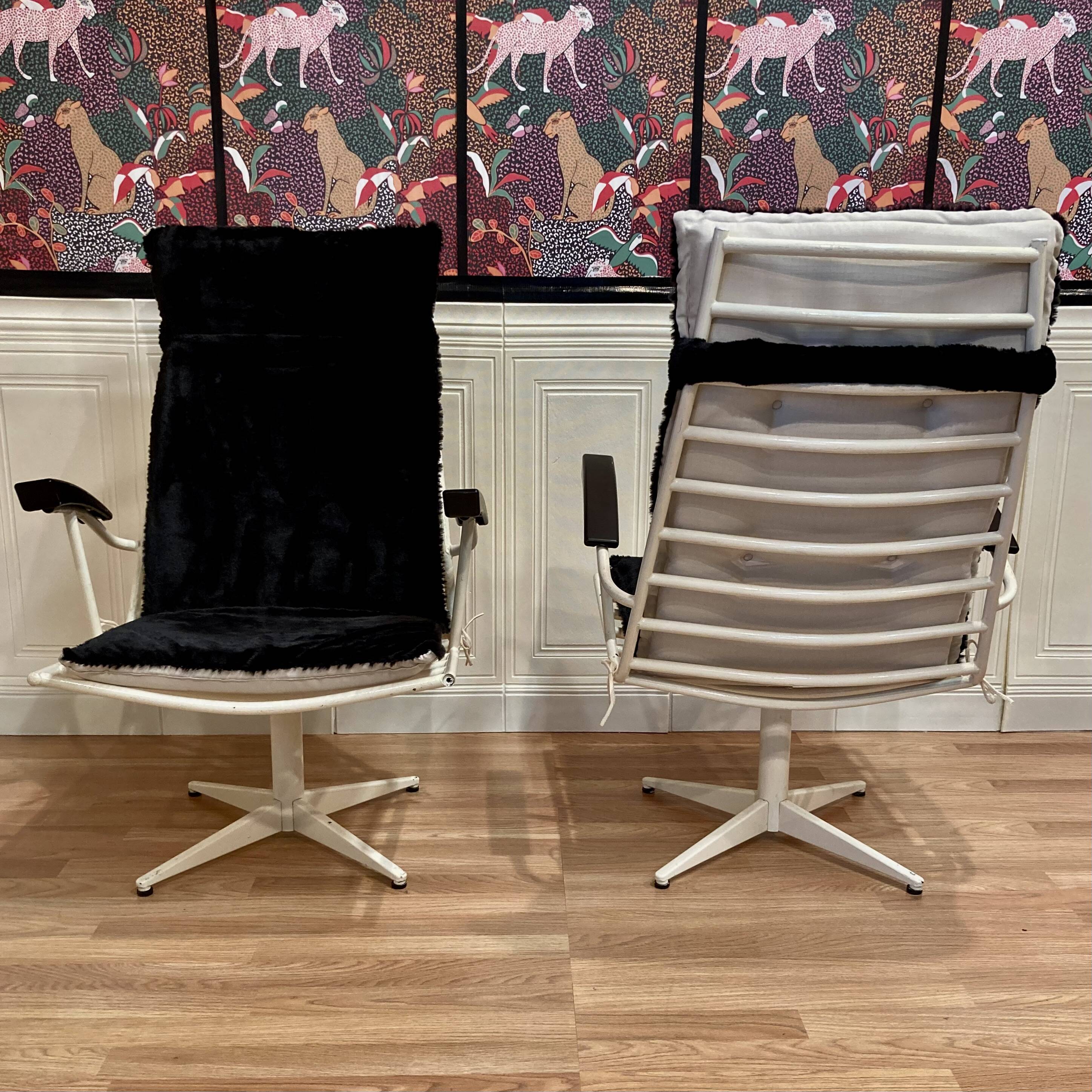 Duo de fauteuils métal et Bakélite design 1960.