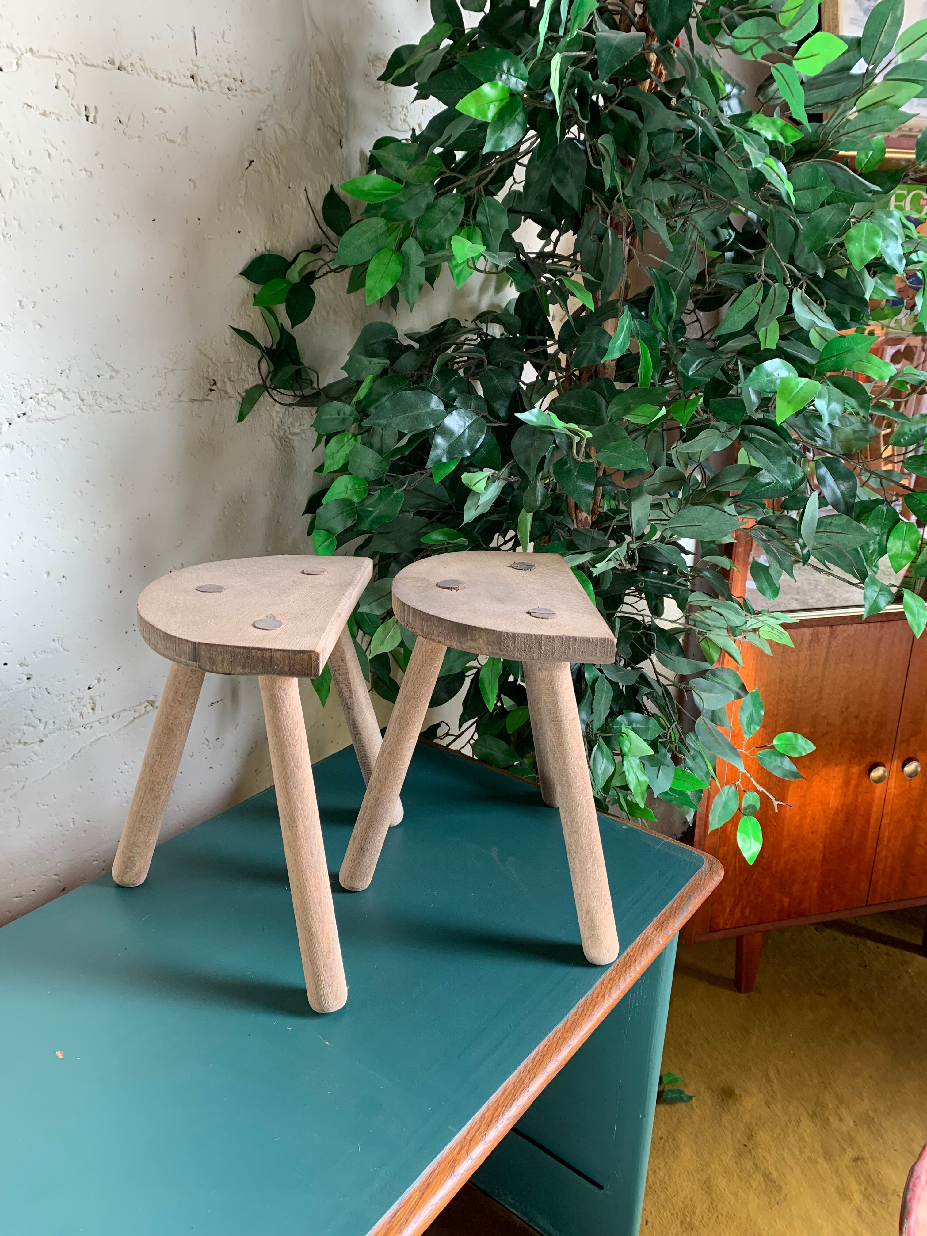 Duo de tabourets tripodes en bois brut