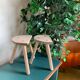 Duo de tabourets tripodes en bois brut