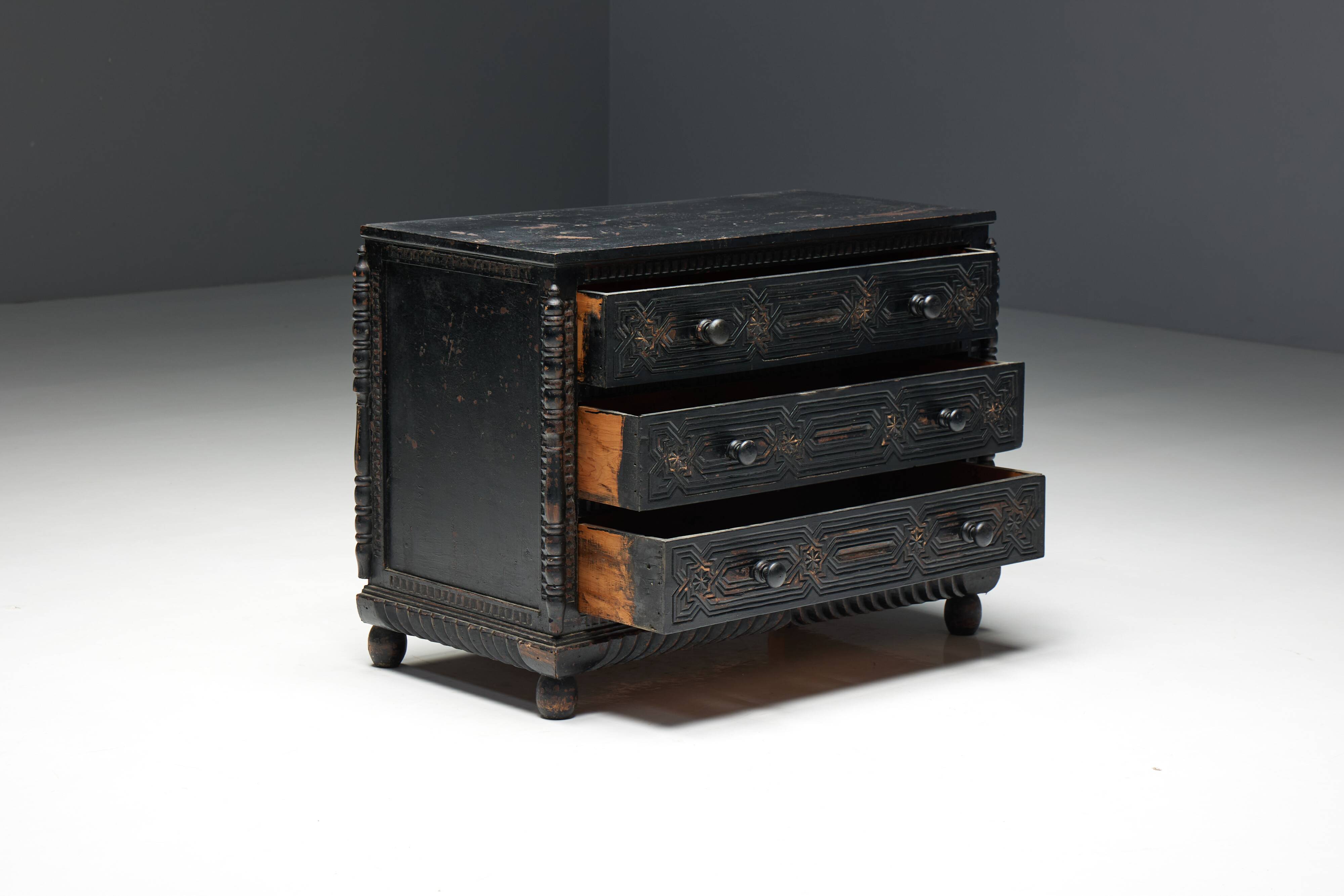 Commode à Tiroirs en Chêne Sculpté à la Main, France, 18ème Siècle