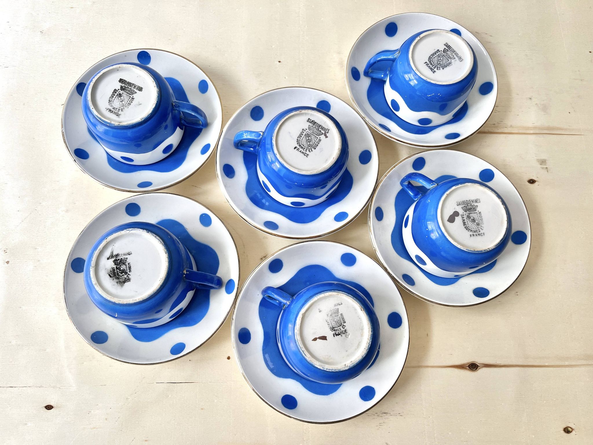 Set of 6 Sarreguemines Digoin earthenware coffee cups with art deco polka dots, 1930s