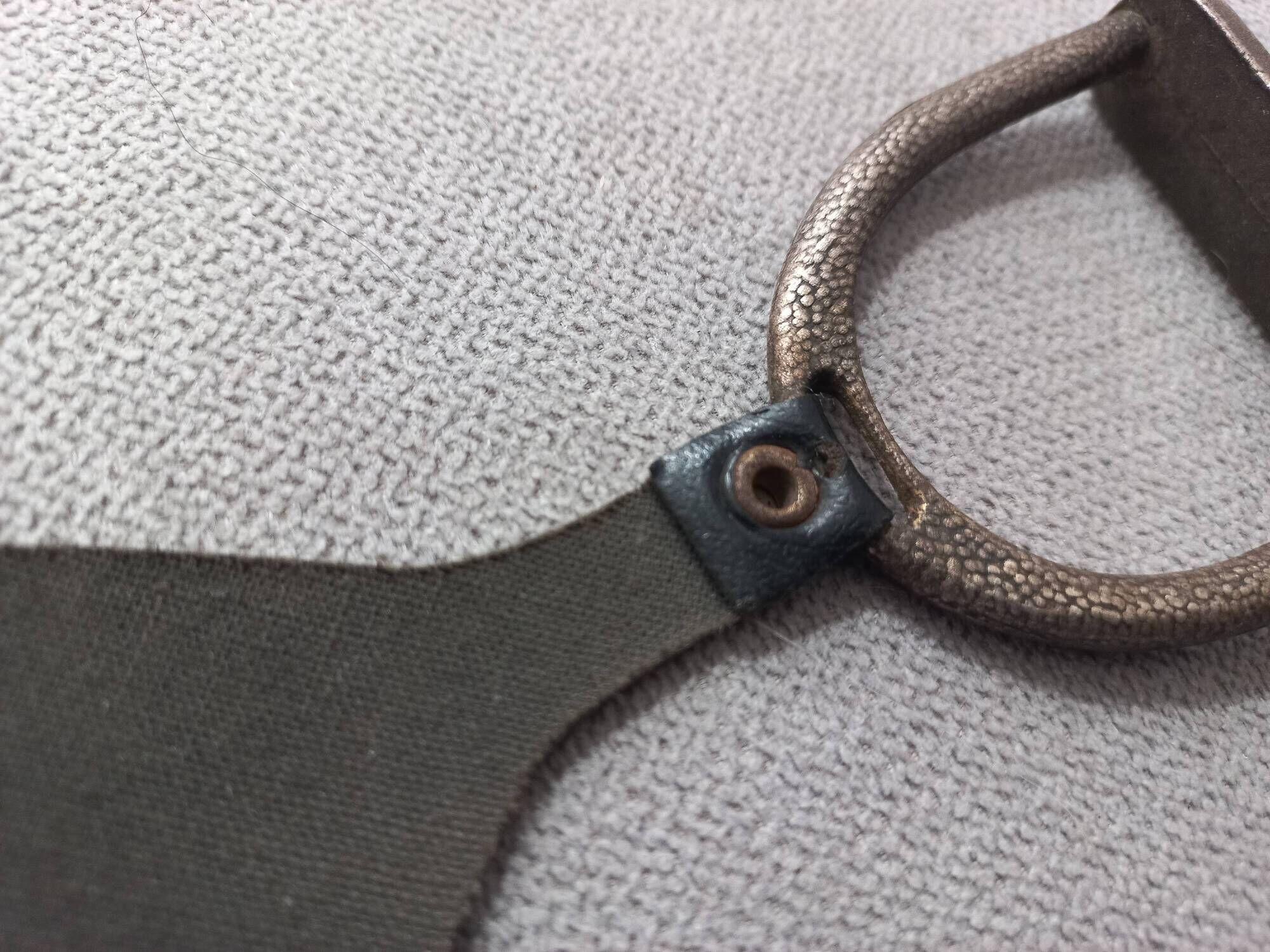 Cendrier vintage pour accoudoir, en cuir et métal, pièce ancienne