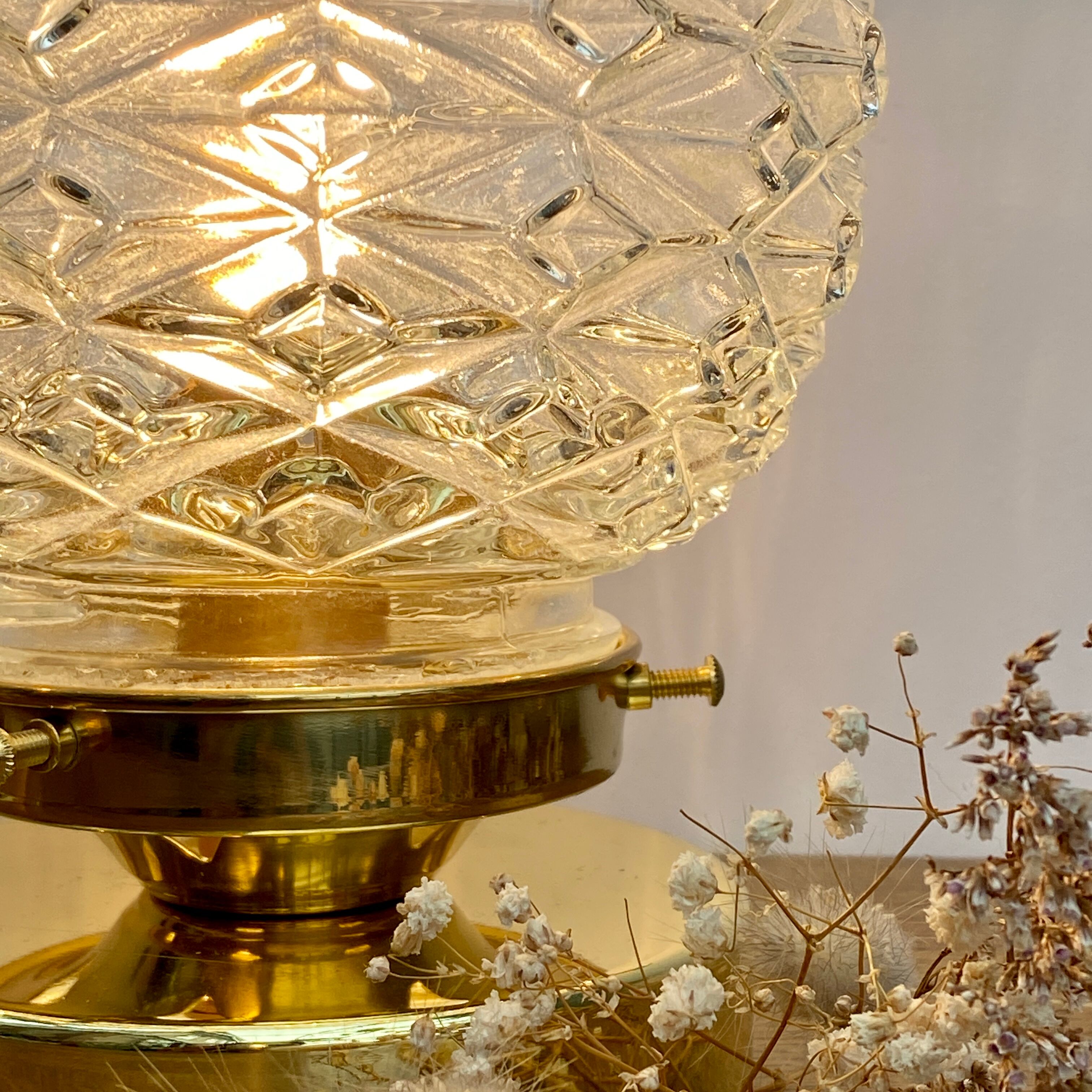 Lampe à poser globe vintage en verre moulé