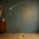 Lampadaire massive space age en métal doré bras balancier – années 70 80
