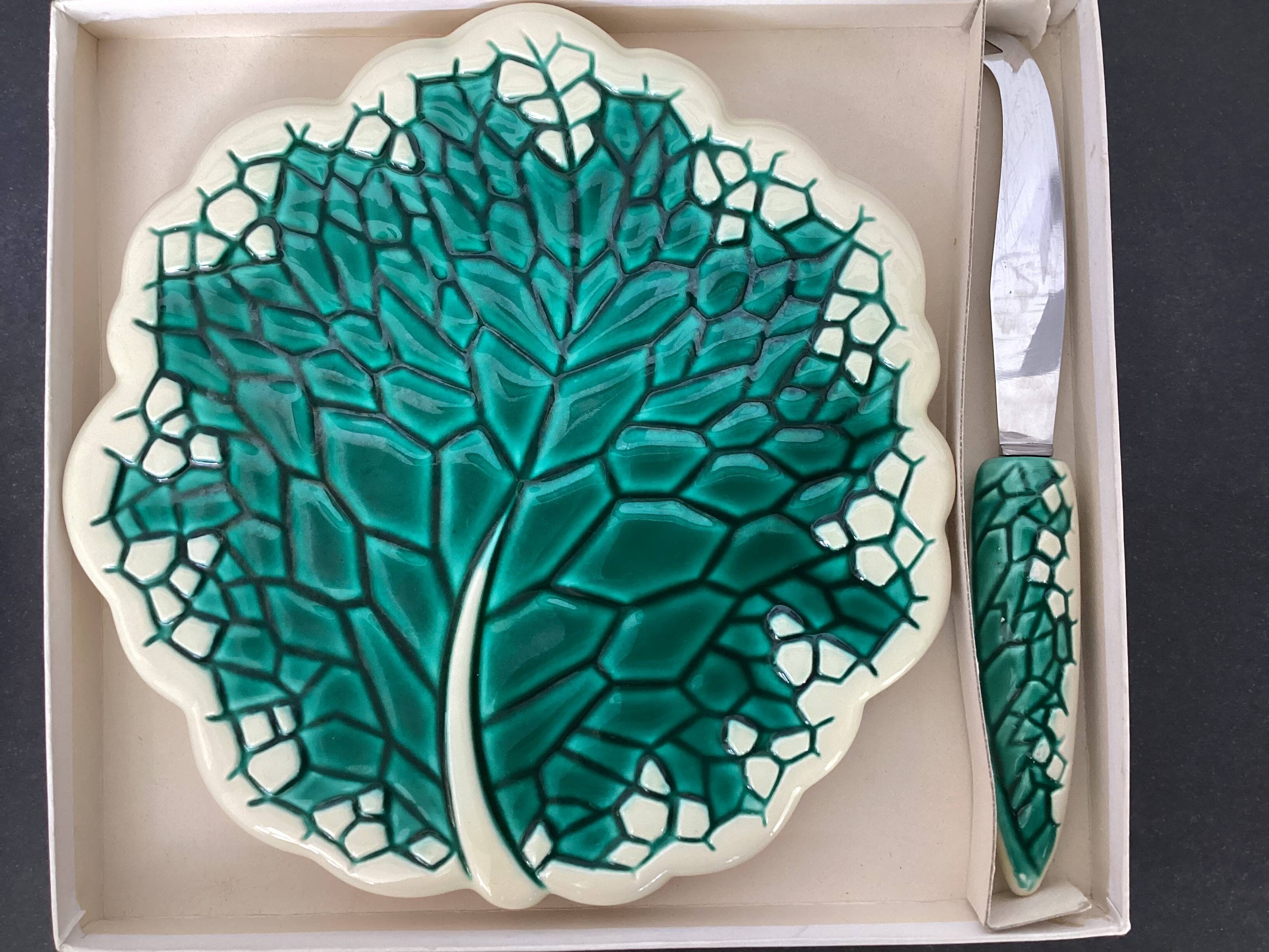 Plateau à fromage Verceram décor feuille, années 50