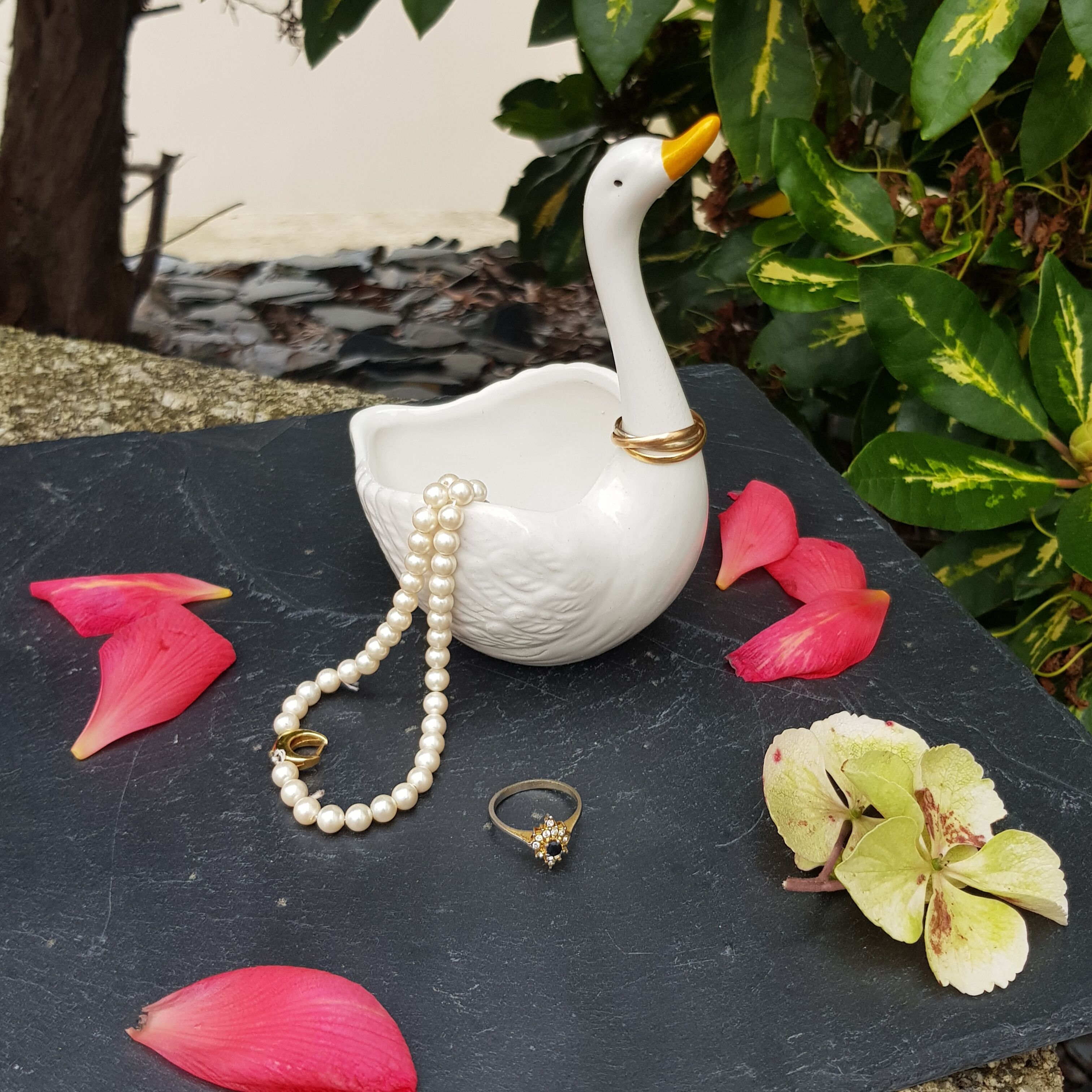 Ceramic ring holder swan