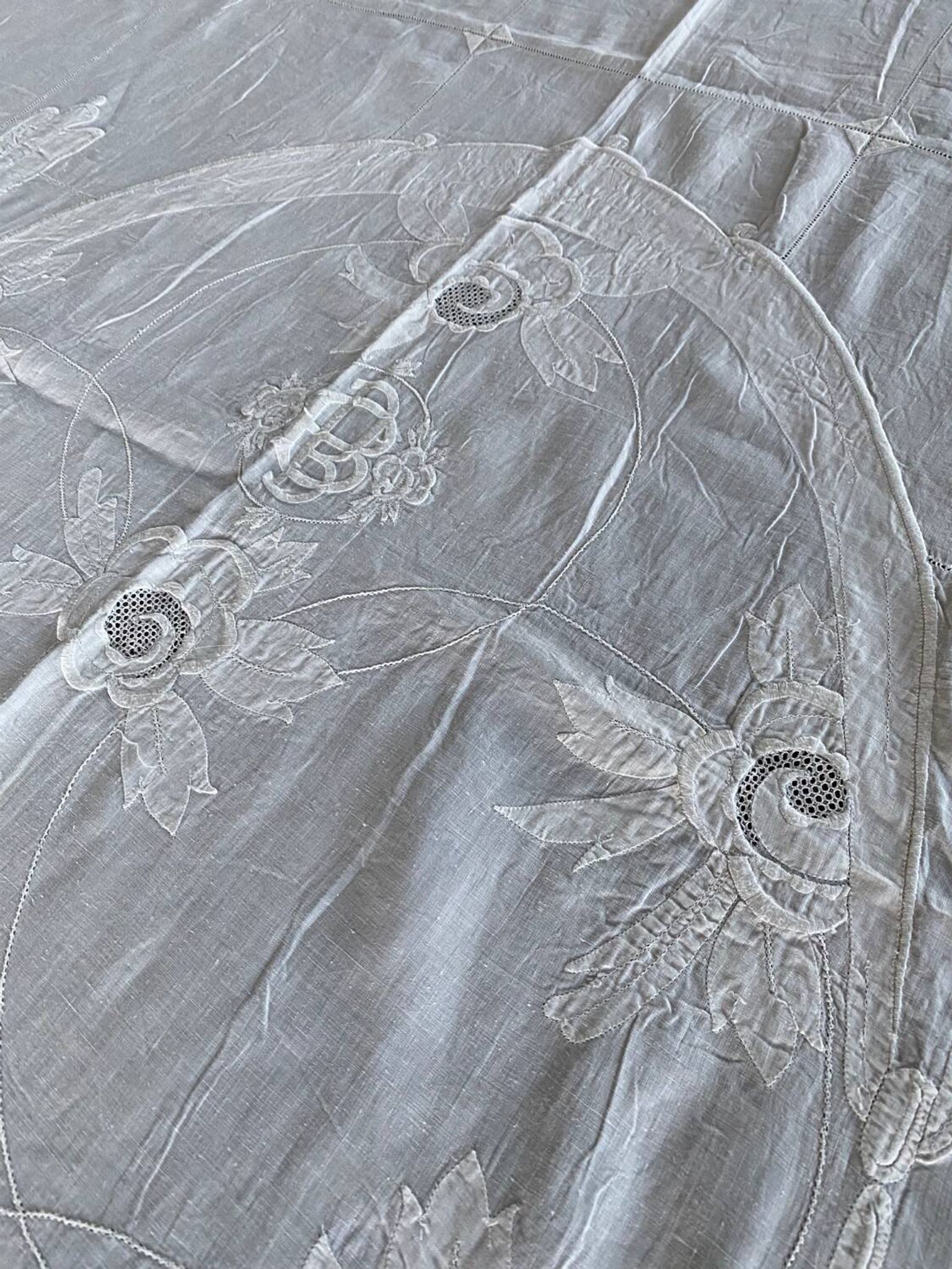 Nappe et 12 serviettes brodées et monogrammées