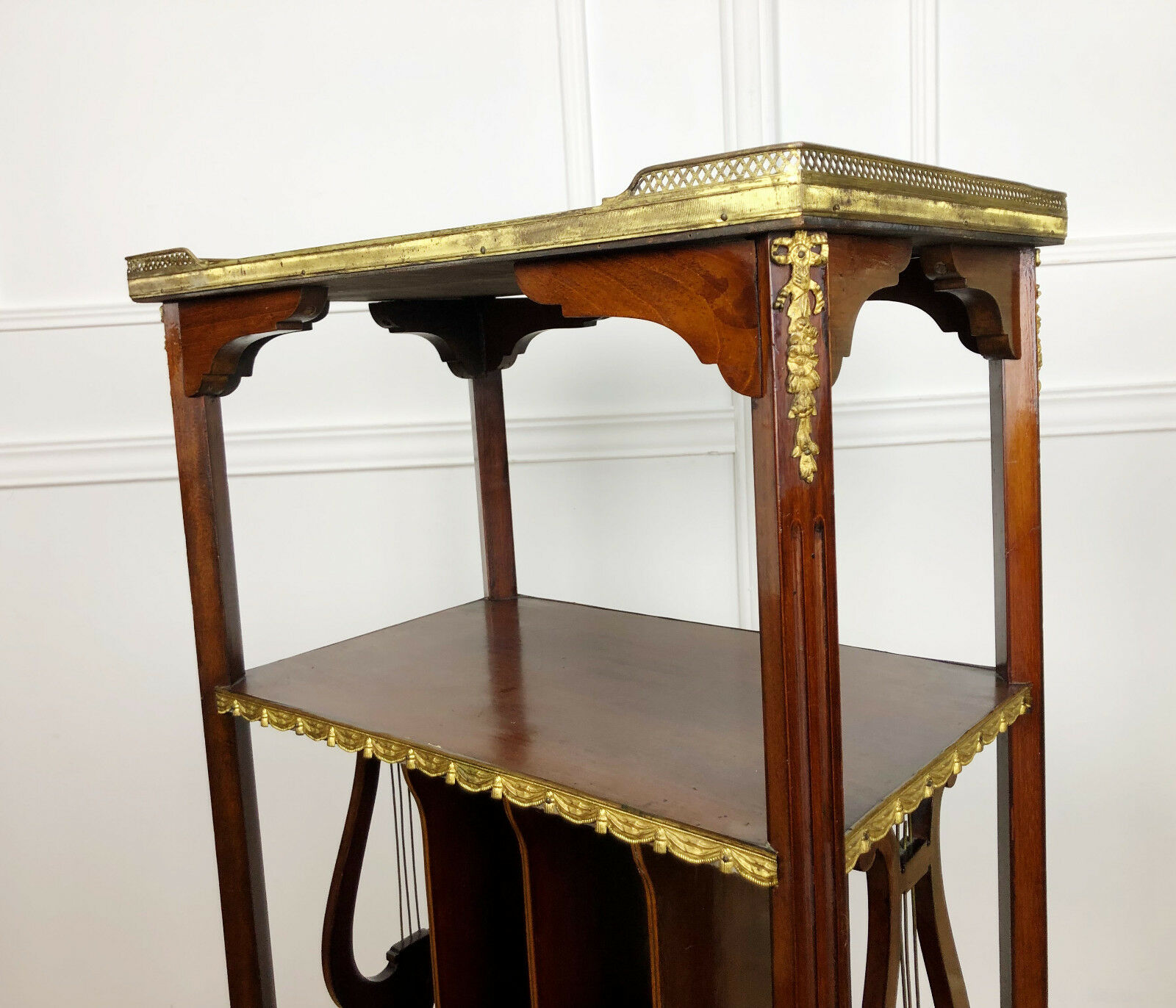 Furniture to old music of style Louis XVI