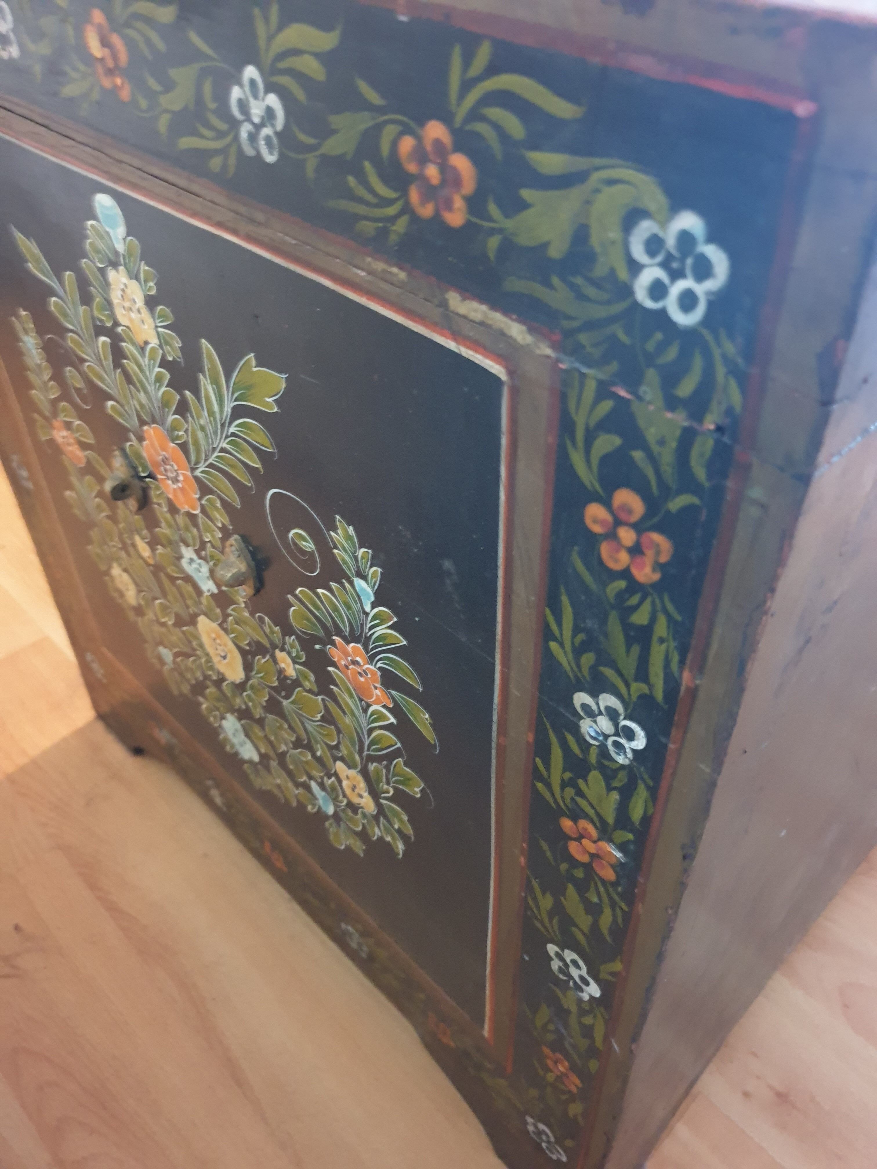 Old trunk chest lacquered Indian lacquered wood