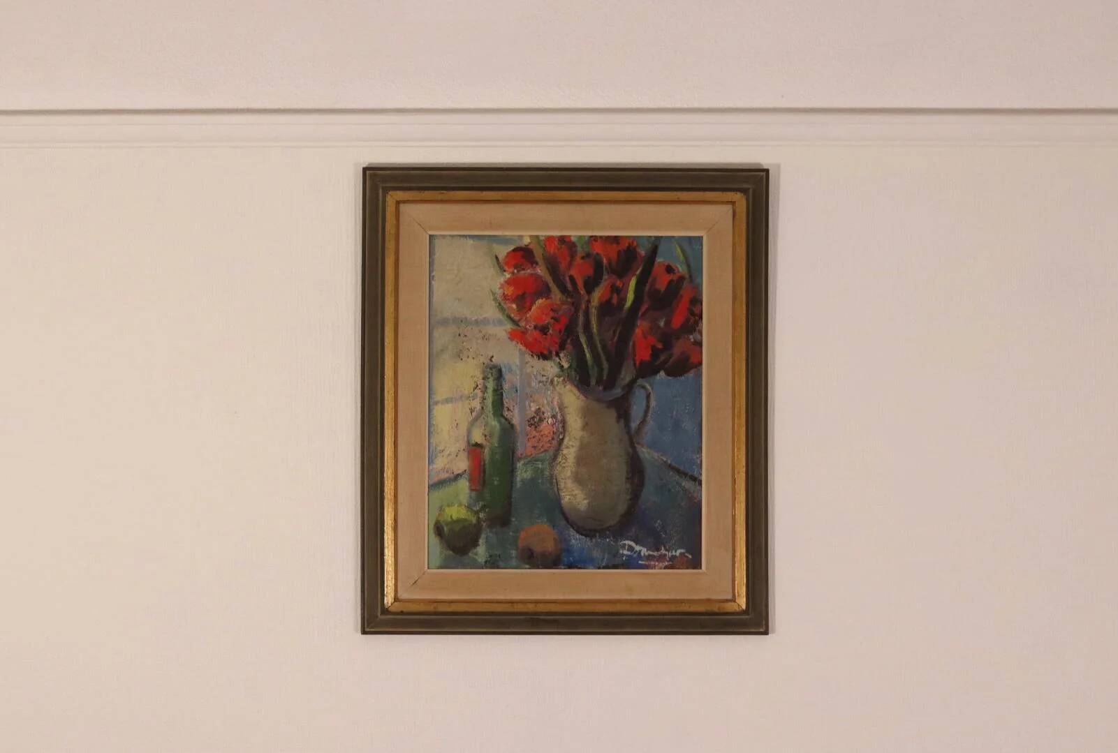 Bouquet rouge et bouteille de vin