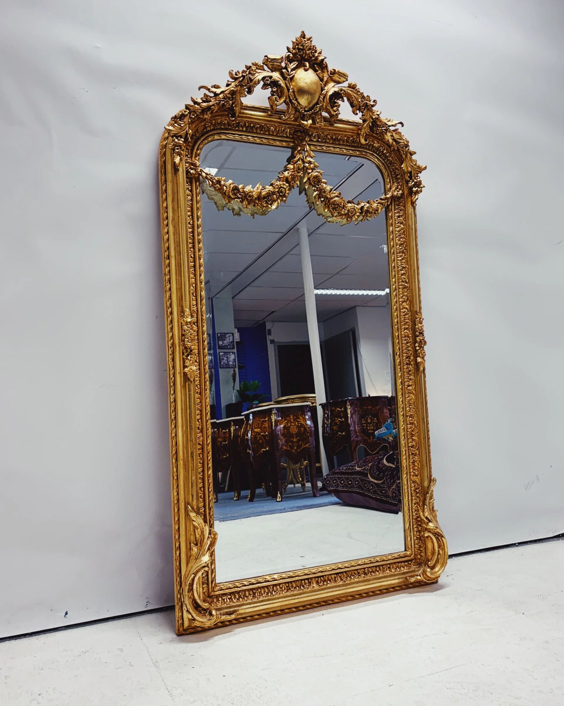 Miroir baroque doré avec guirlande de fleurs