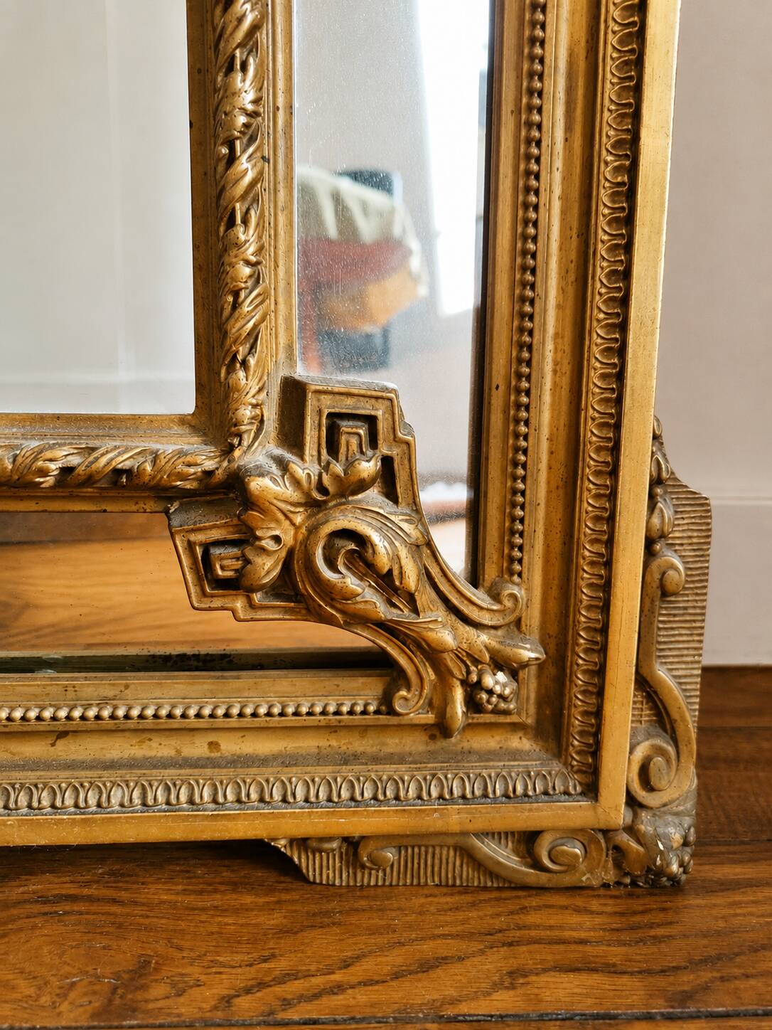 Large Napoleon III mirror 130 × 93 cm — gilded frame sculpted with ribbon pediment.