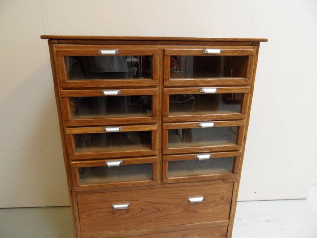 Vitrine vintage avec tiroirs