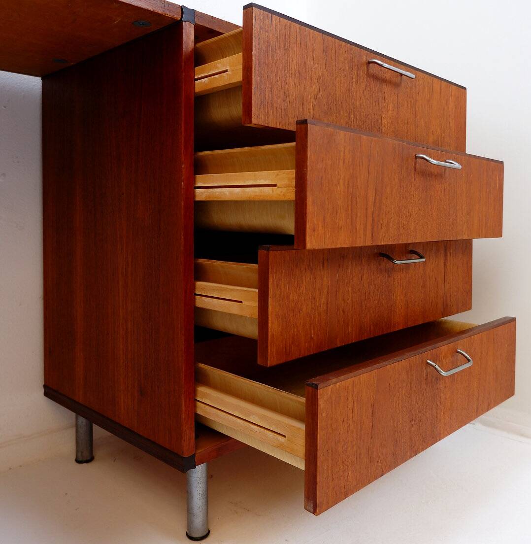 Pastoe composition with office space - 60'