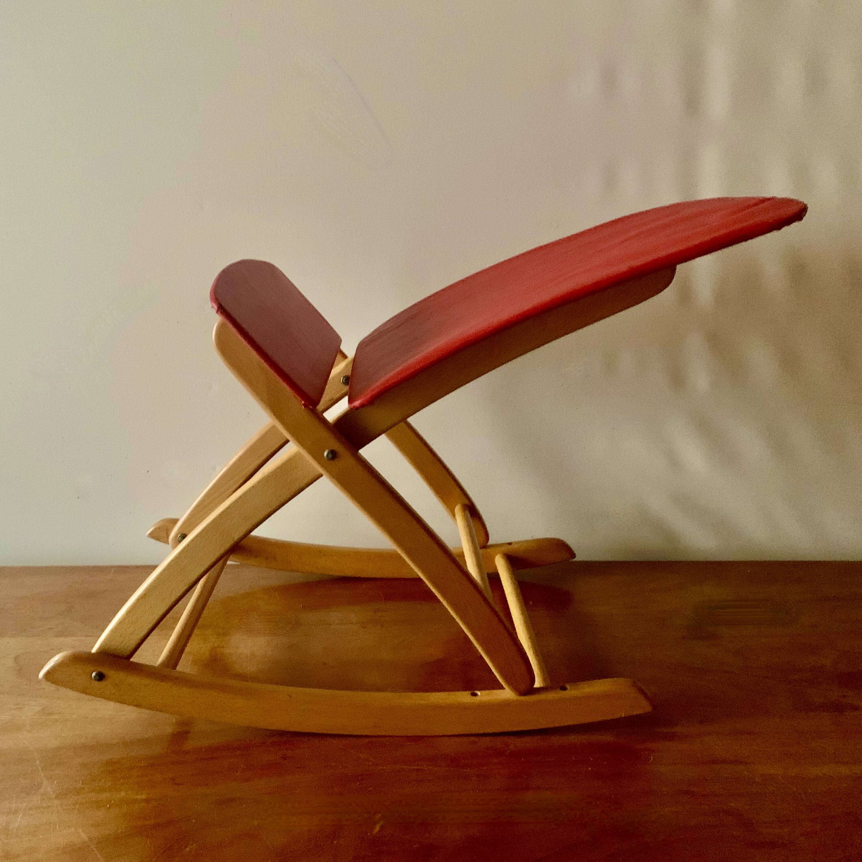 Vintage rocking footstool in red Skai and wood