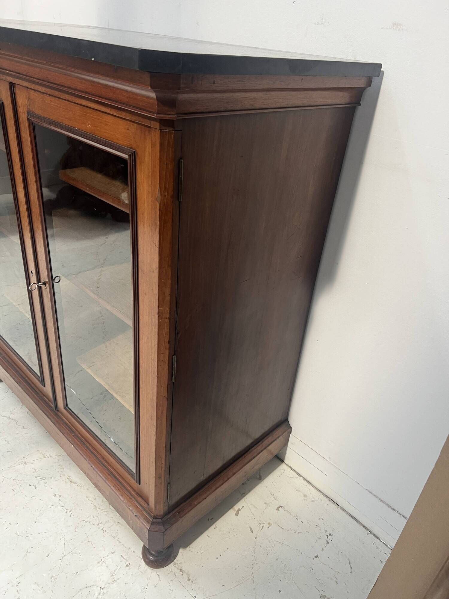 Display cabinet at counter height in mahogany and veneer, 19th century.