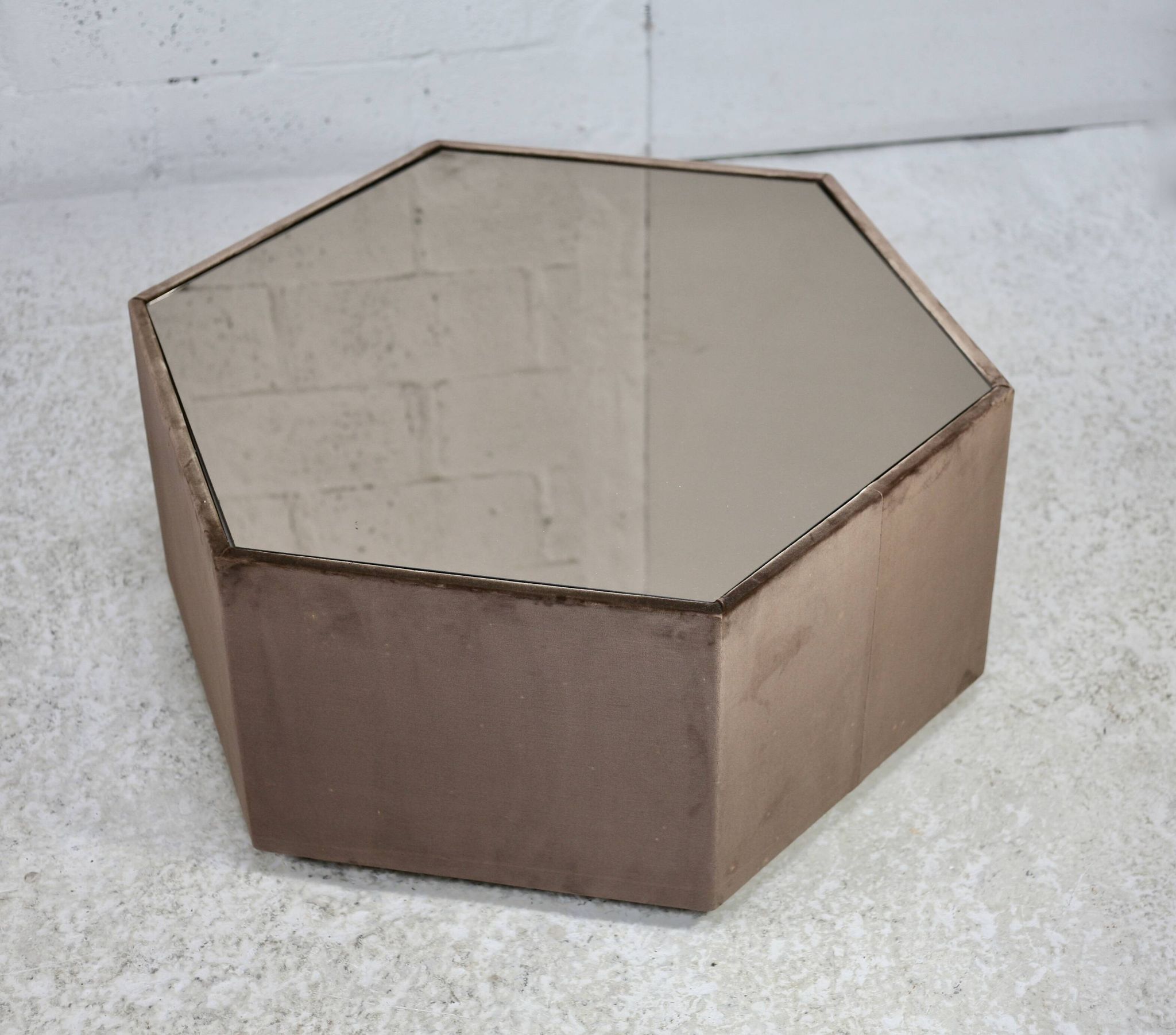 Table space age, hexagonale. Bois, velours et miroir fumé. Circa 1970